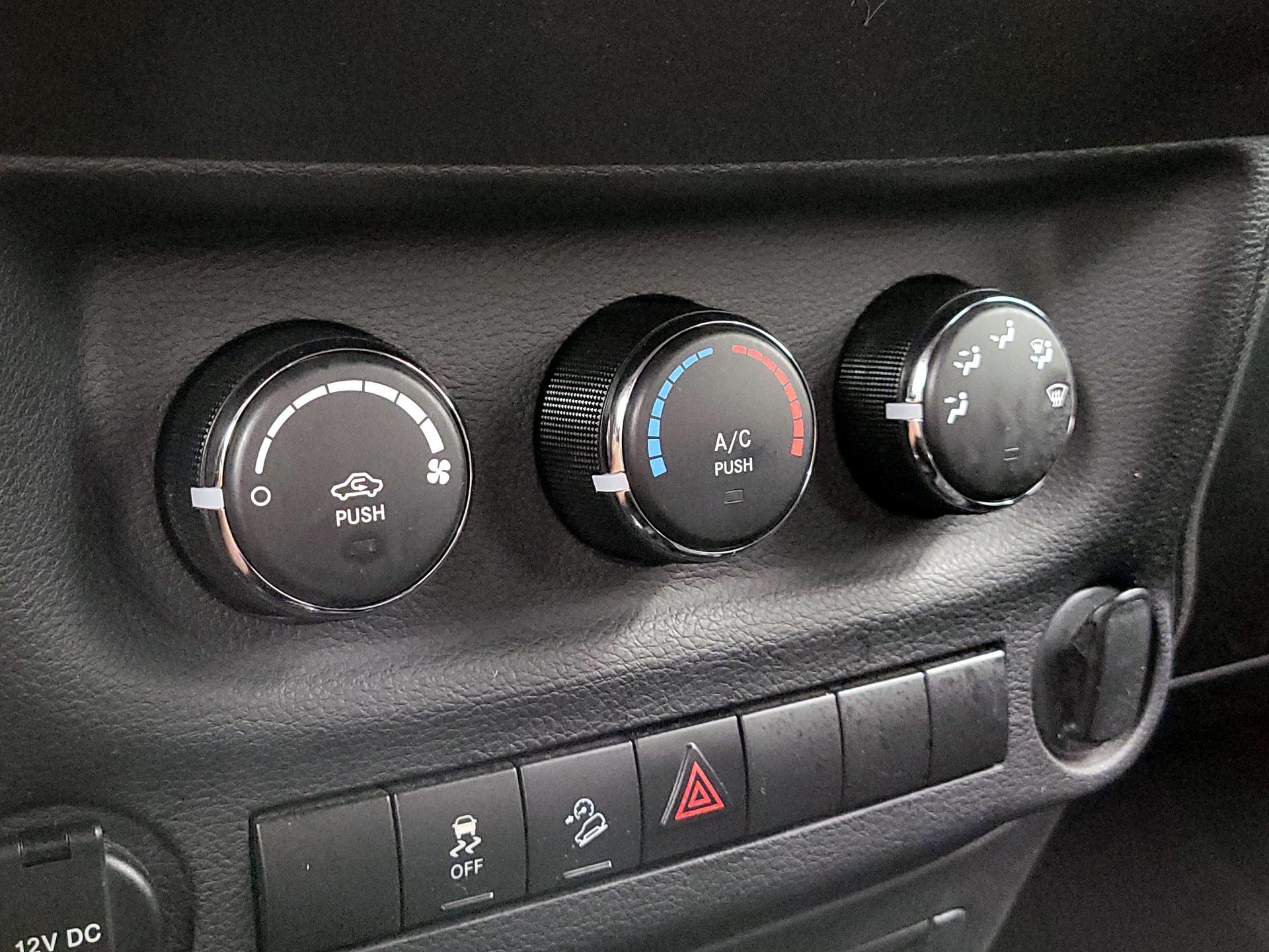 Thumbnail: 2014 Jeep Wrangler - 14