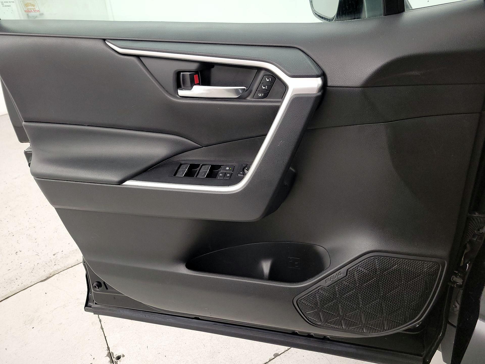 Thumbnail: 2022 Toyota RAV4 - 12
