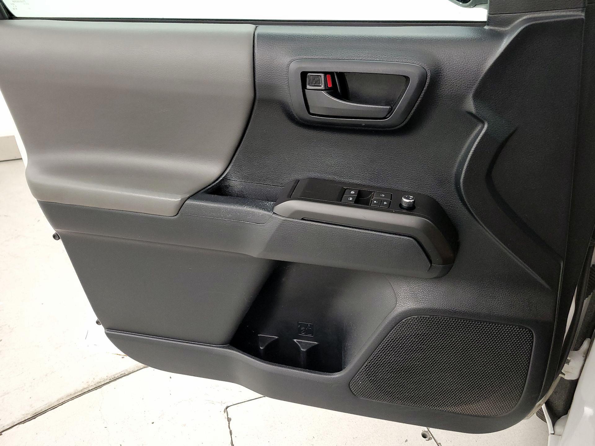 Thumbnail: 2016 Toyota Tacoma - 12
