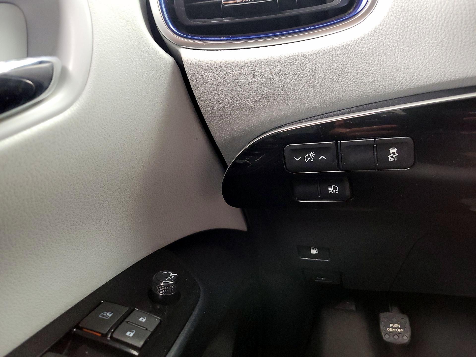 Thumbnail: 2016 Toyota Prius - 13