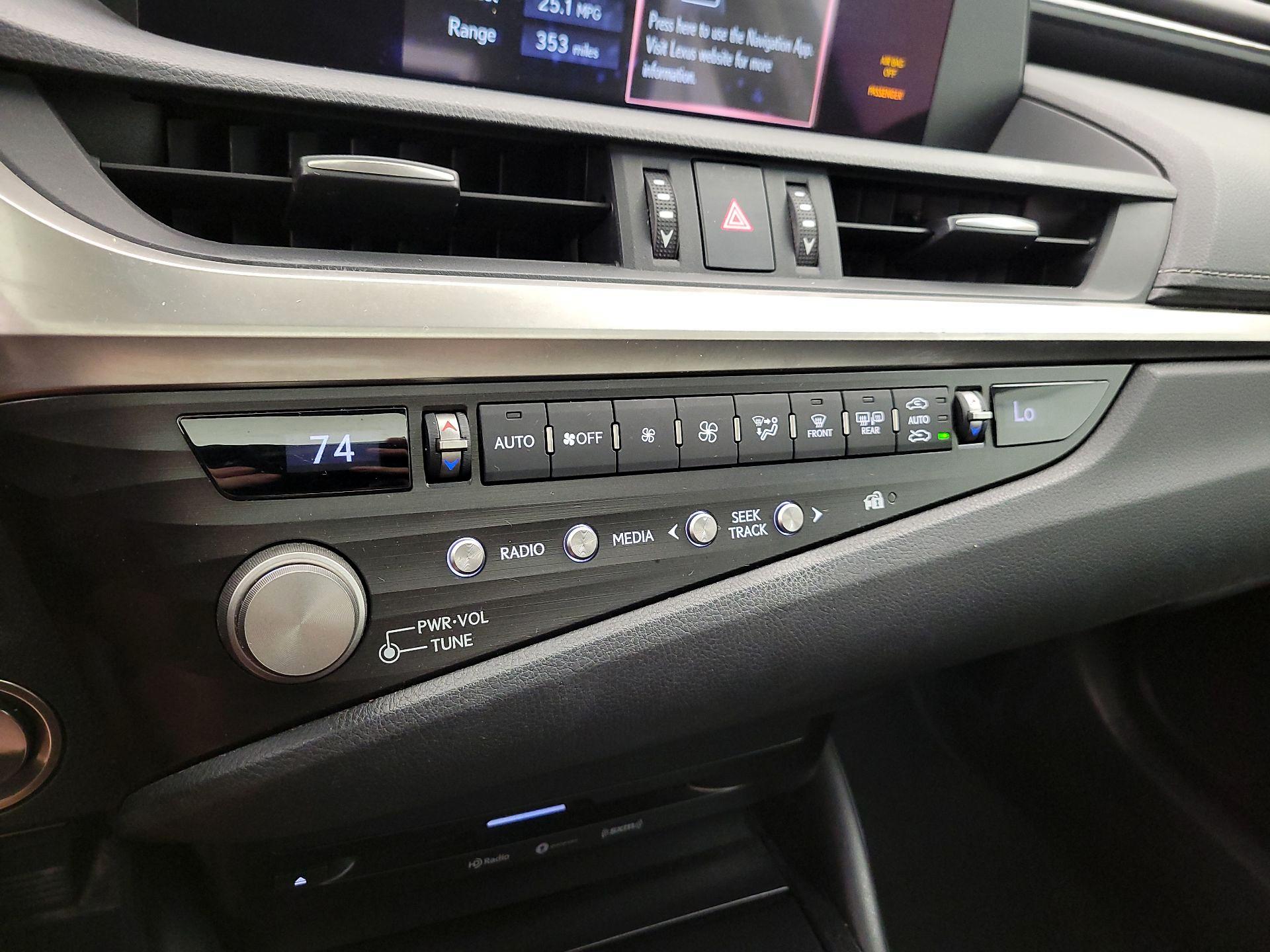 Thumbnail: 2021 Lexus ES - 16