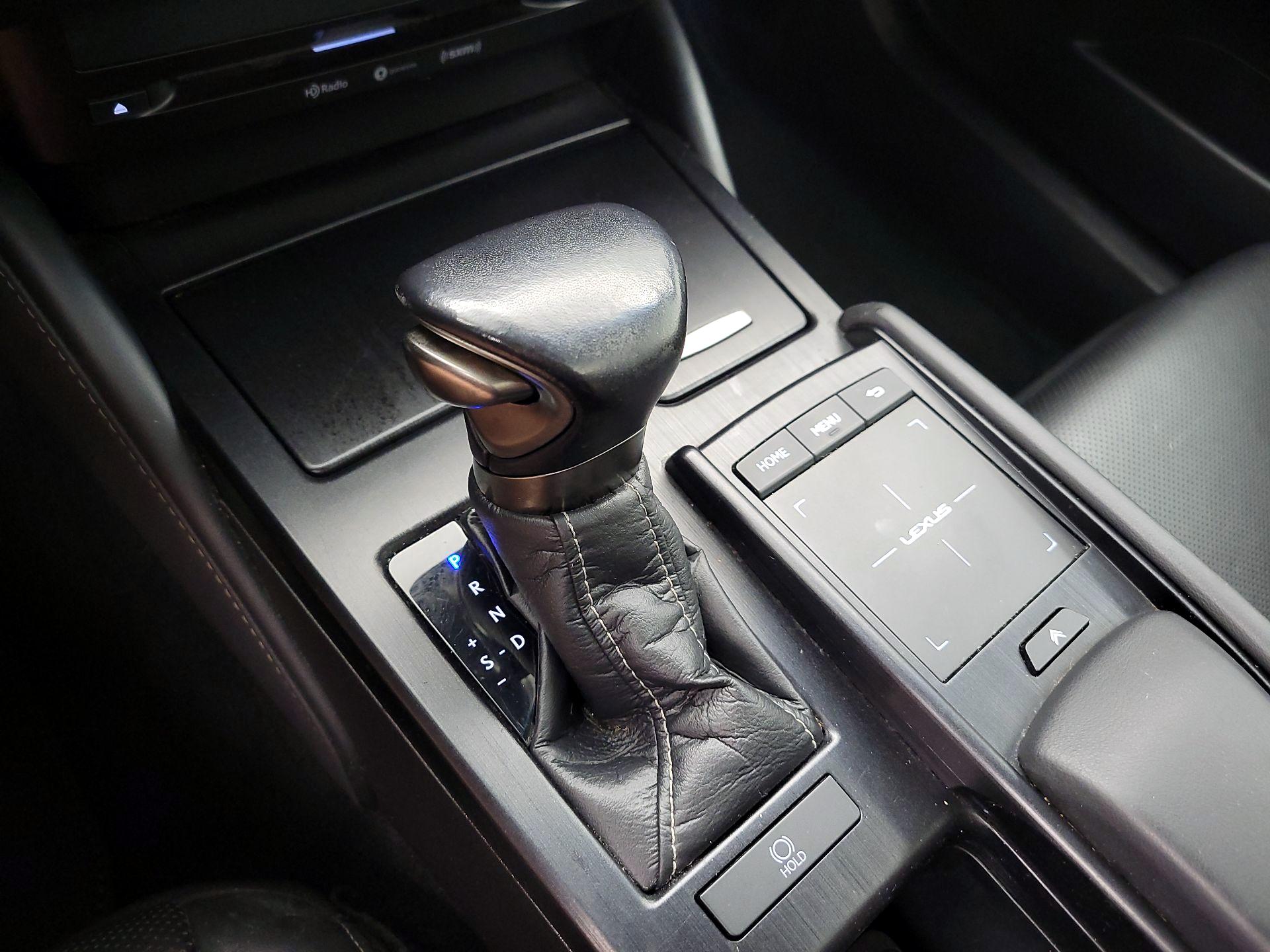 Thumbnail: 2021 Lexus ES - 17