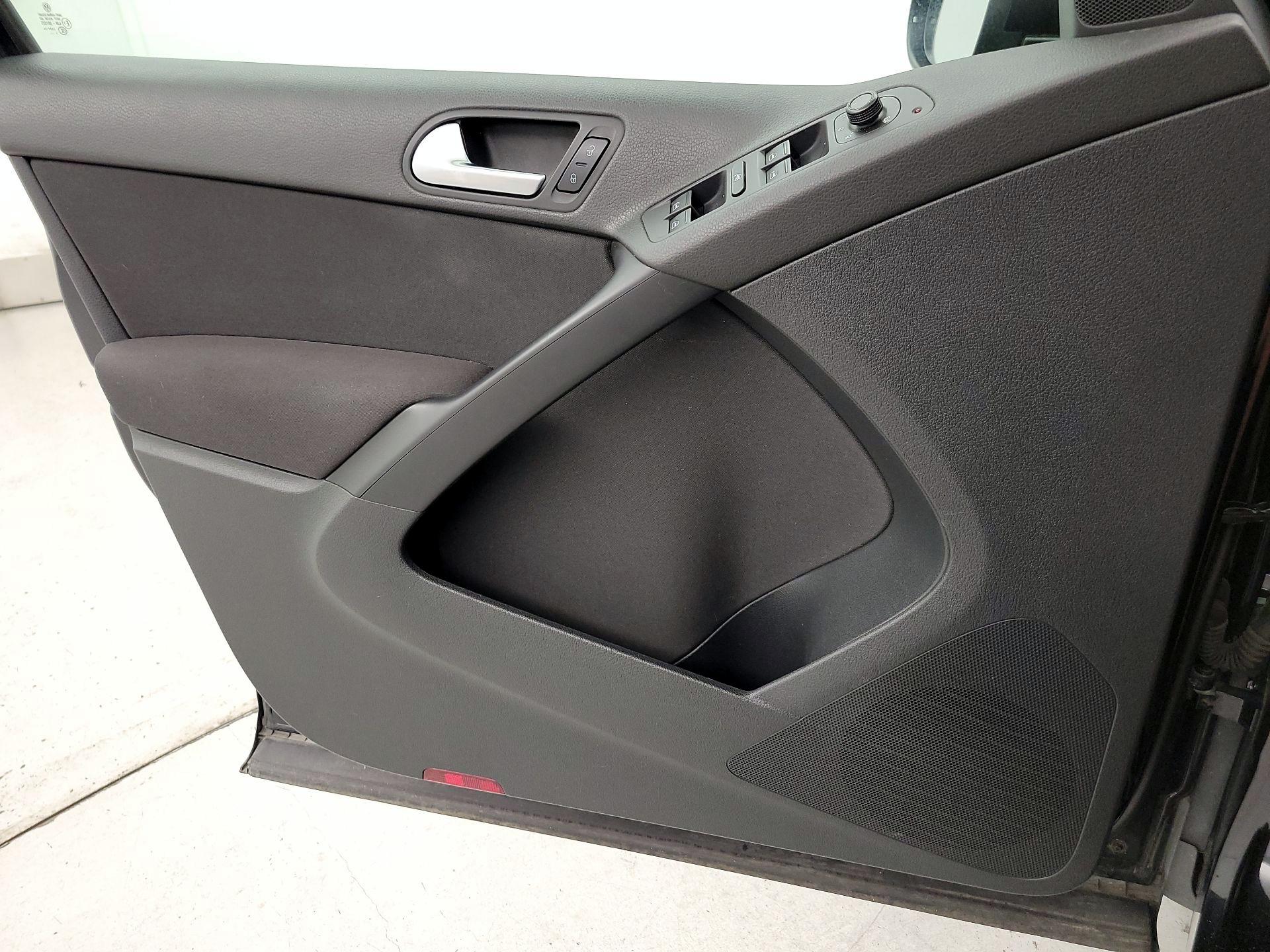 Thumbnail: 2017 Volkswagen Tiguan - 12