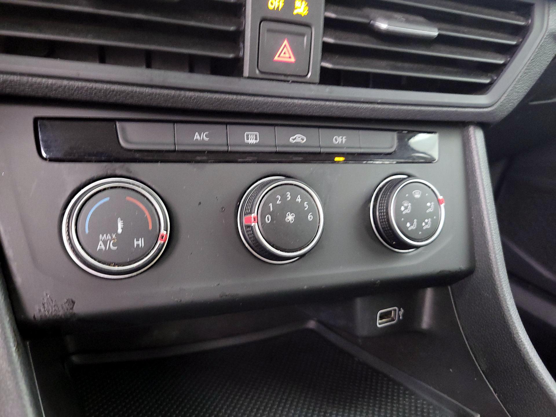 Thumbnail: 2019 Volkswagen Jetta - 16