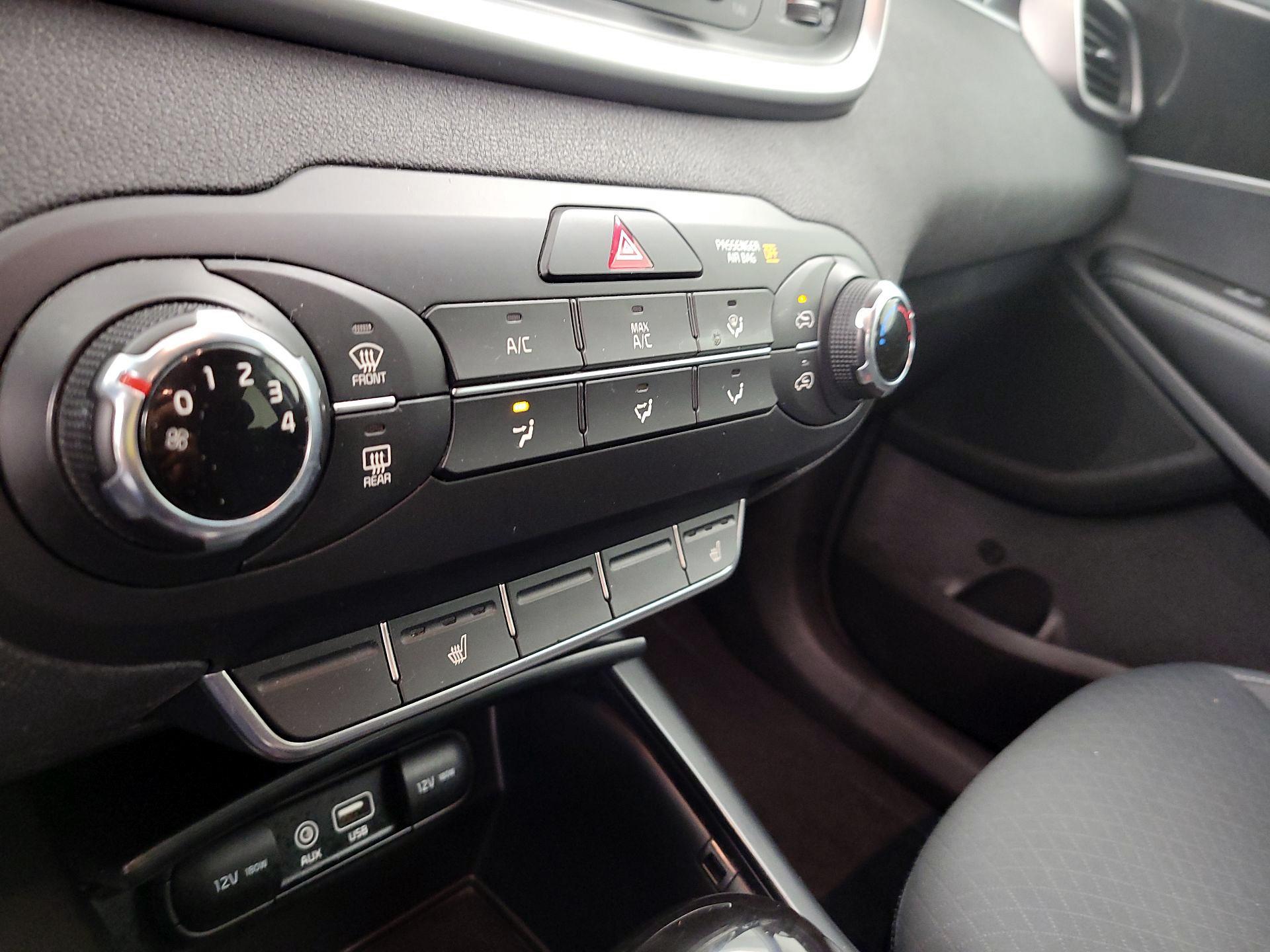 Thumbnail: 2016 Kia Sorento - 16