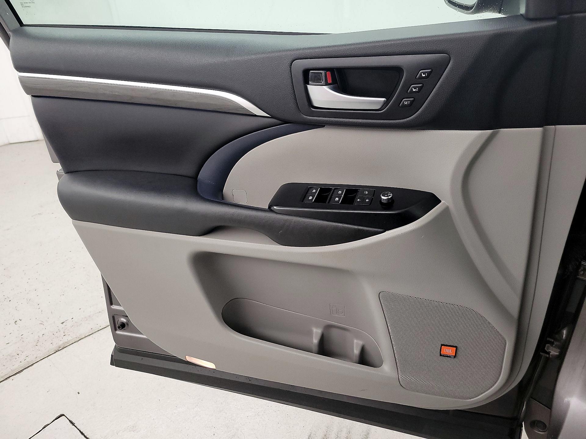 Thumbnail: 2018 Toyota Highlander - 12