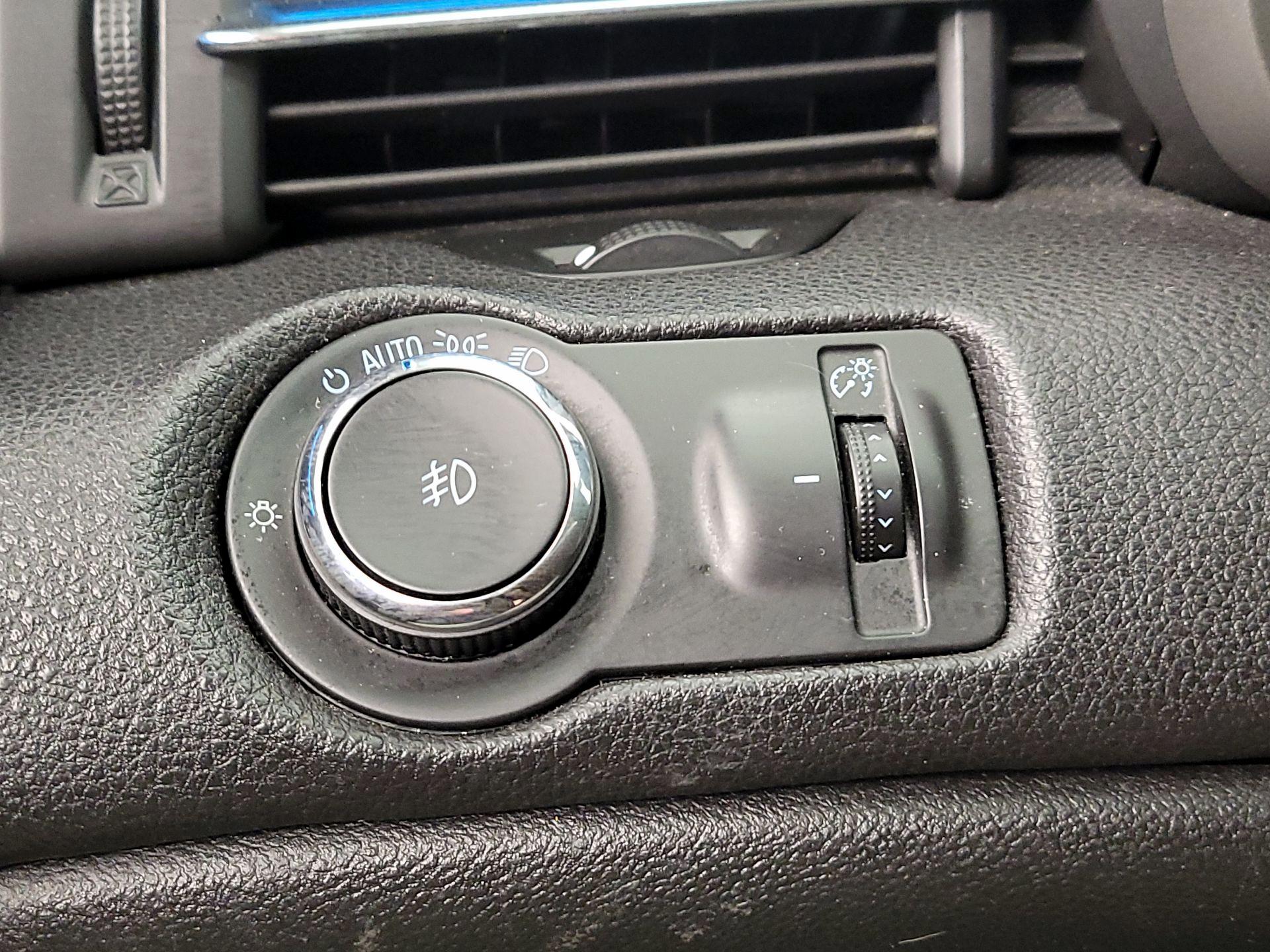 Thumbnail: 2016 Chevrolet Malibu - 13