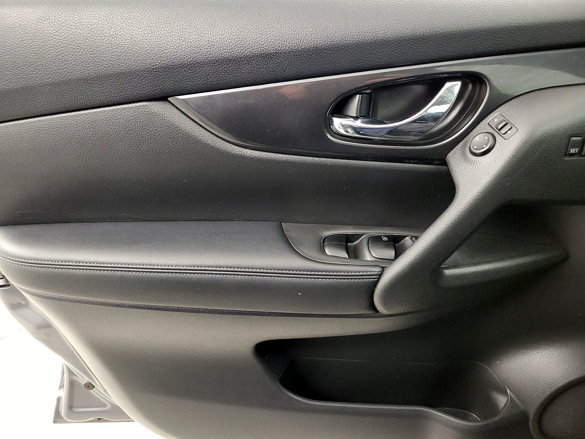 Thumbnail: 2018 Nissan Rogue - 12