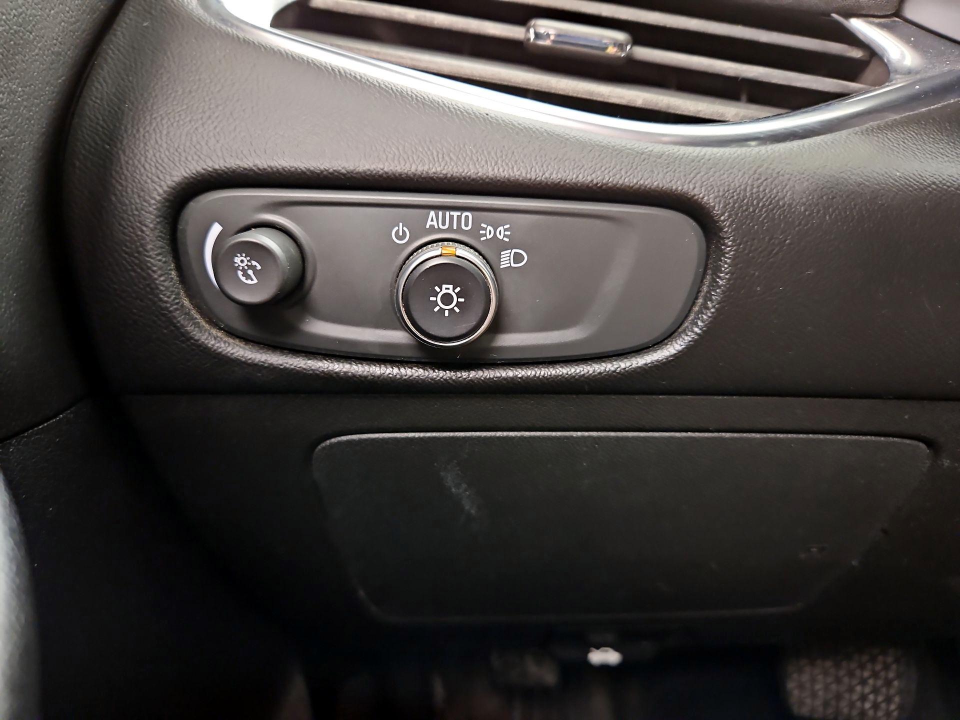 Thumbnail: 2018 Chevrolet Malibu - 13