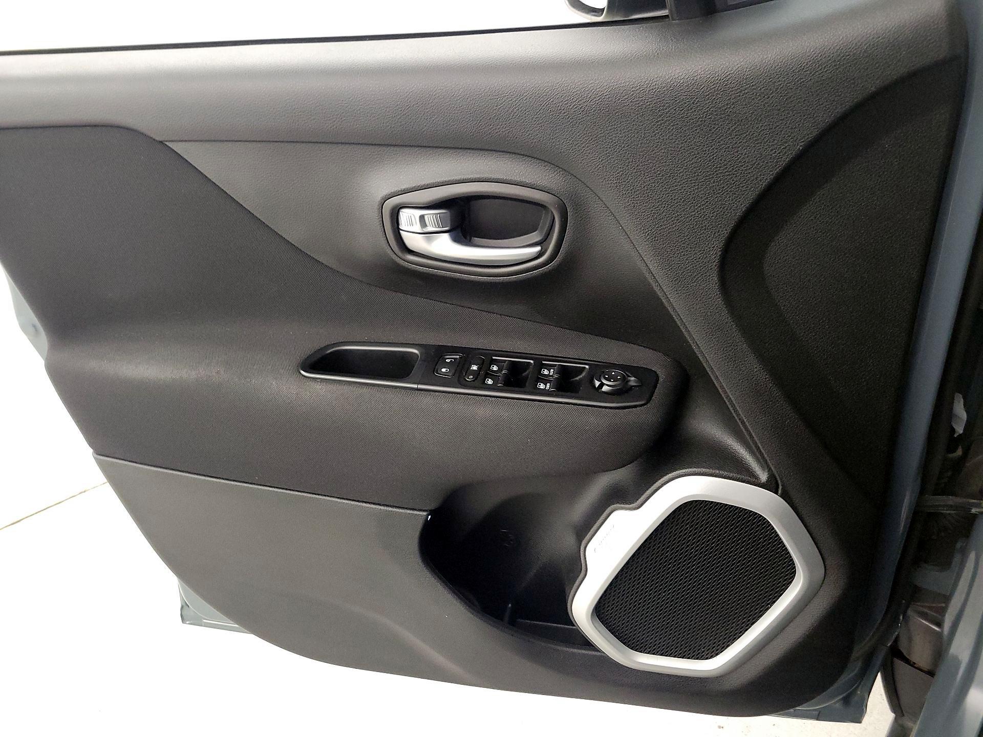 Thumbnail: 2018 Jeep Renegade - 12