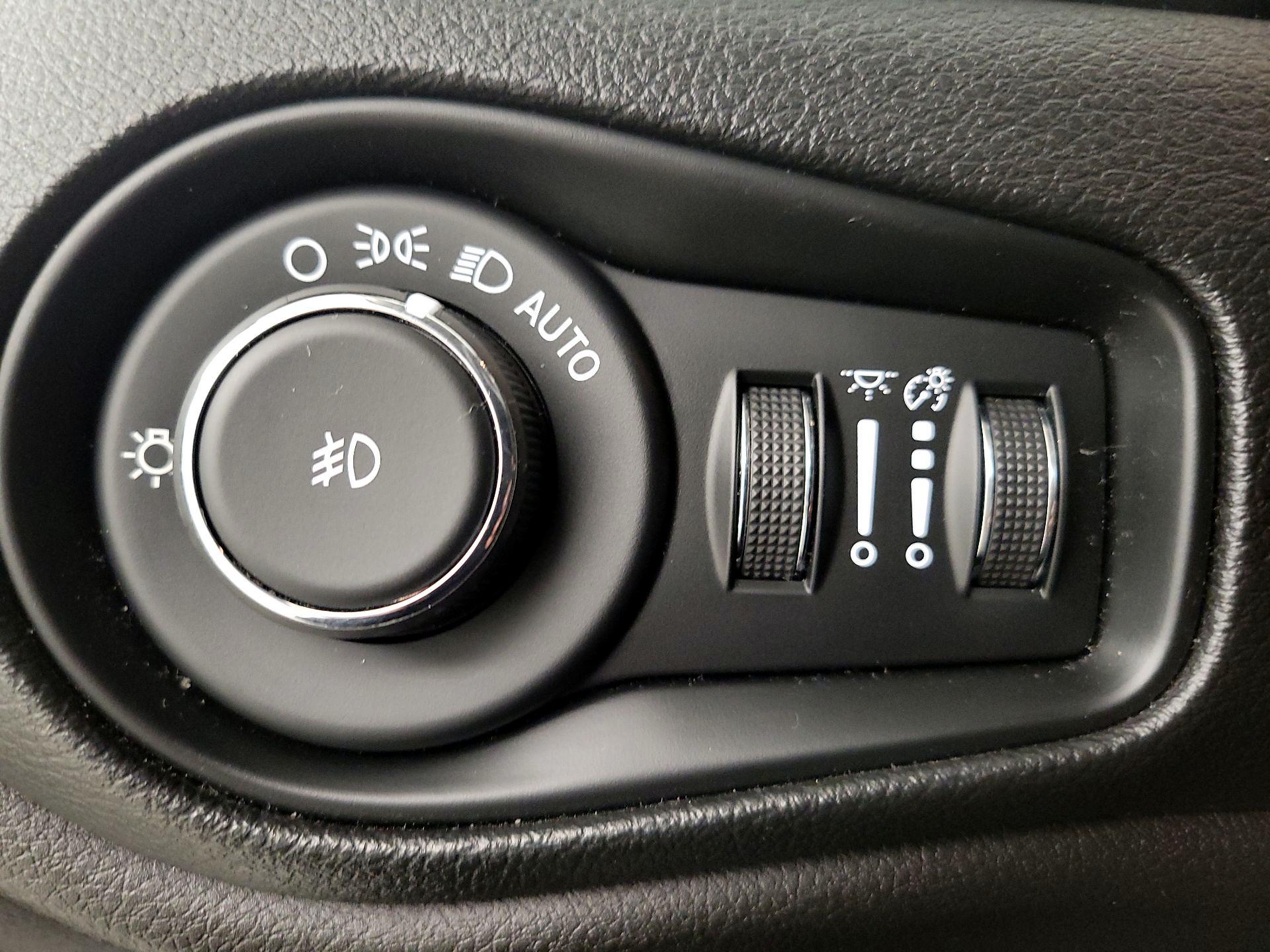 Thumbnail: 2018 Jeep Renegade - 13