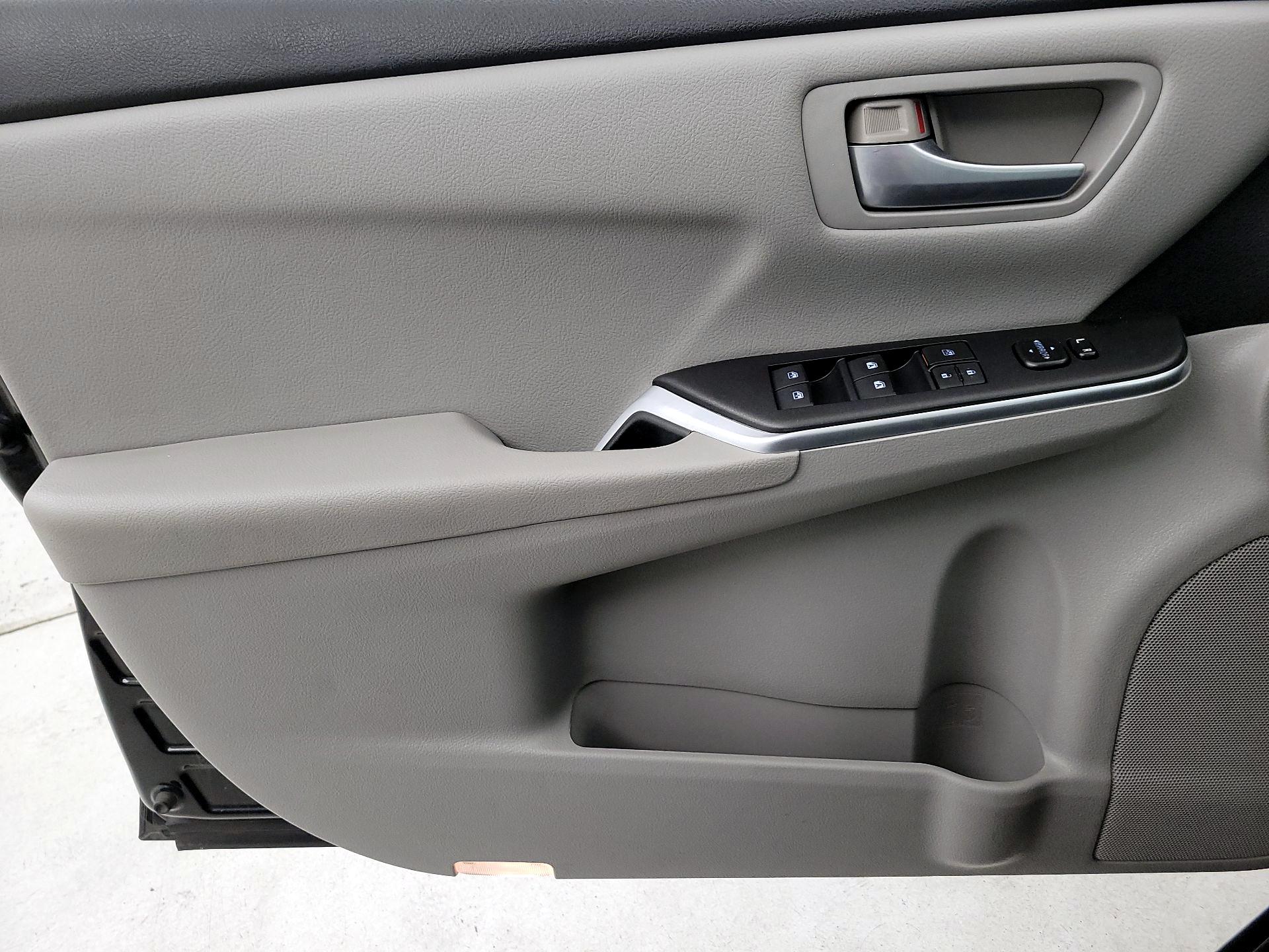 Thumbnail: 2015 Toyota Camry - 12