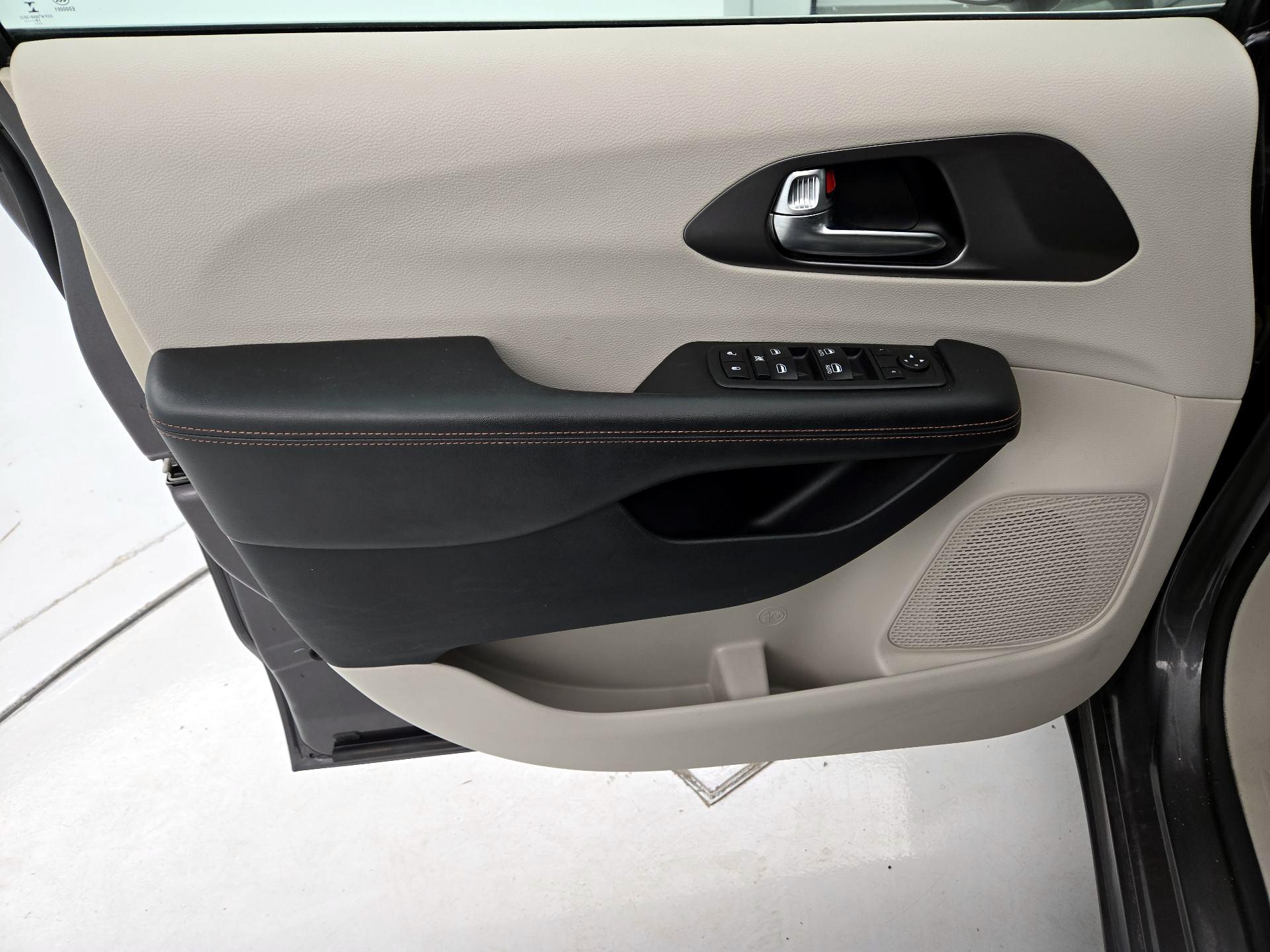 Thumbnail: 2020 Chrysler Pacifica - 12