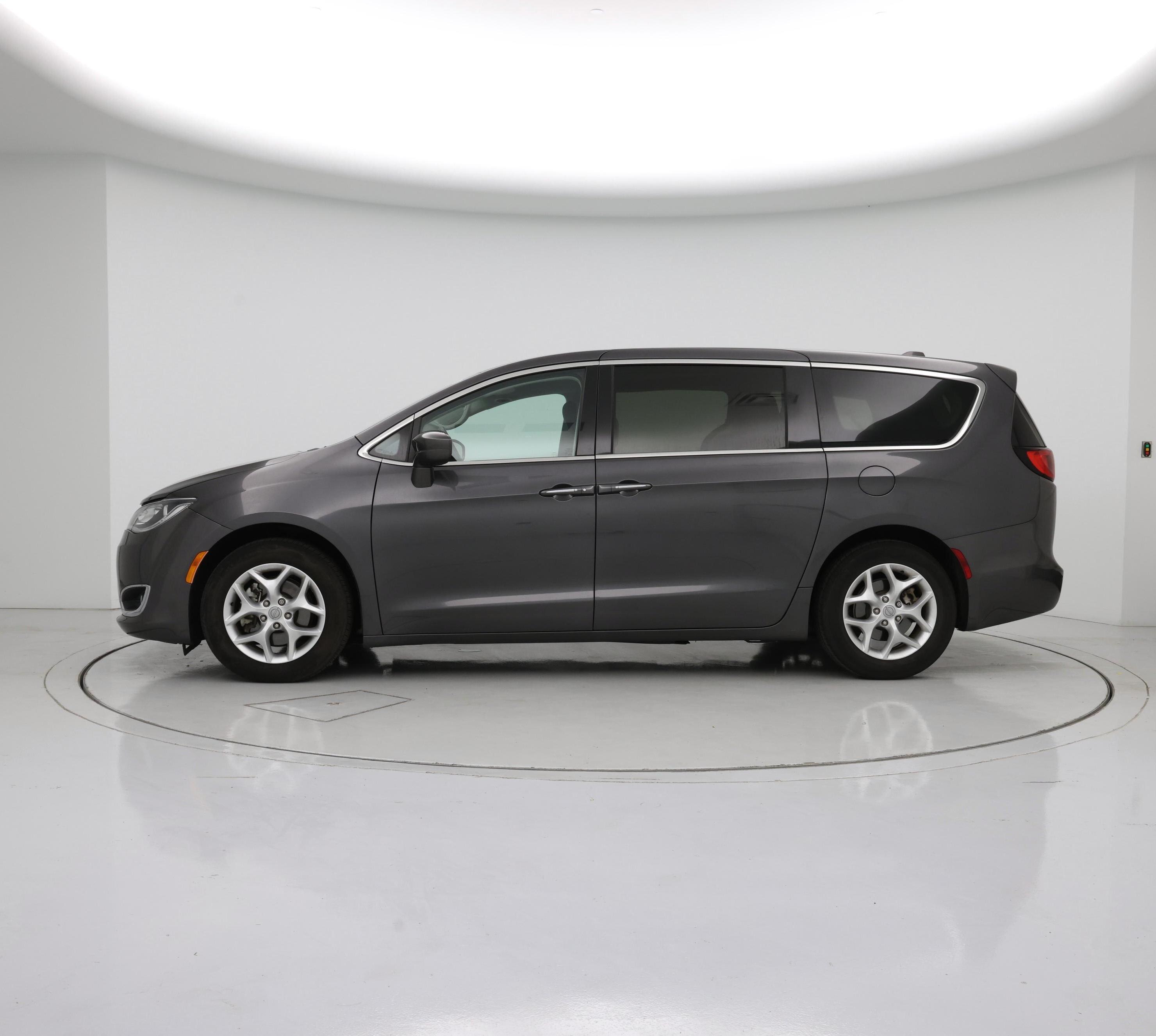 Thumbnail: 2020 Chrysler Pacifica - 3