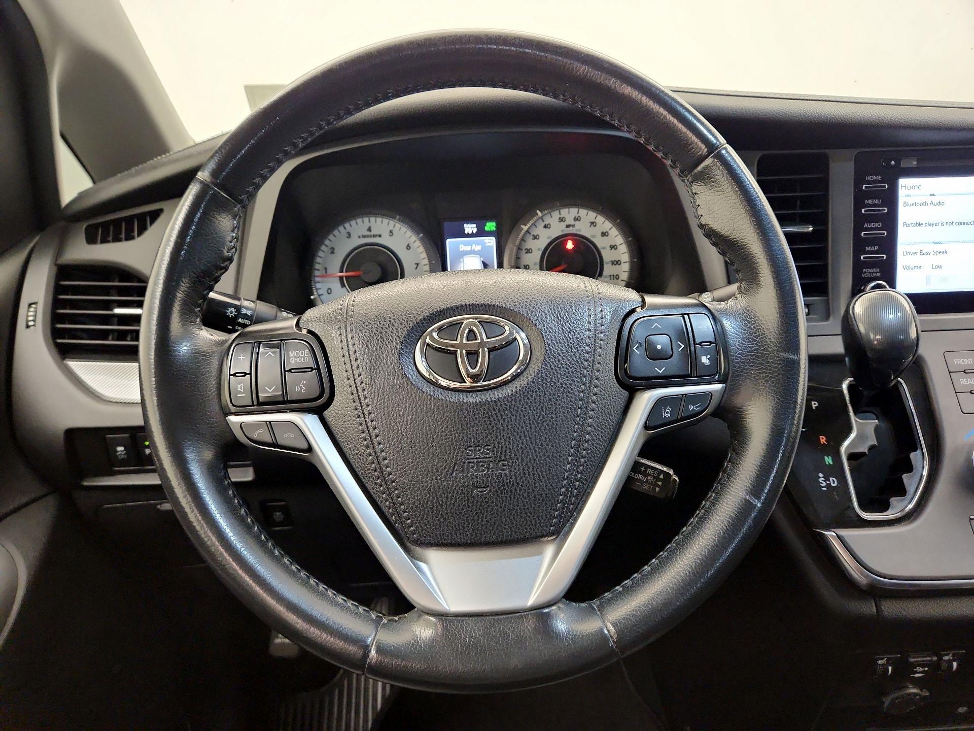 Thumbnail: 2019 Toyota Sienna - 10