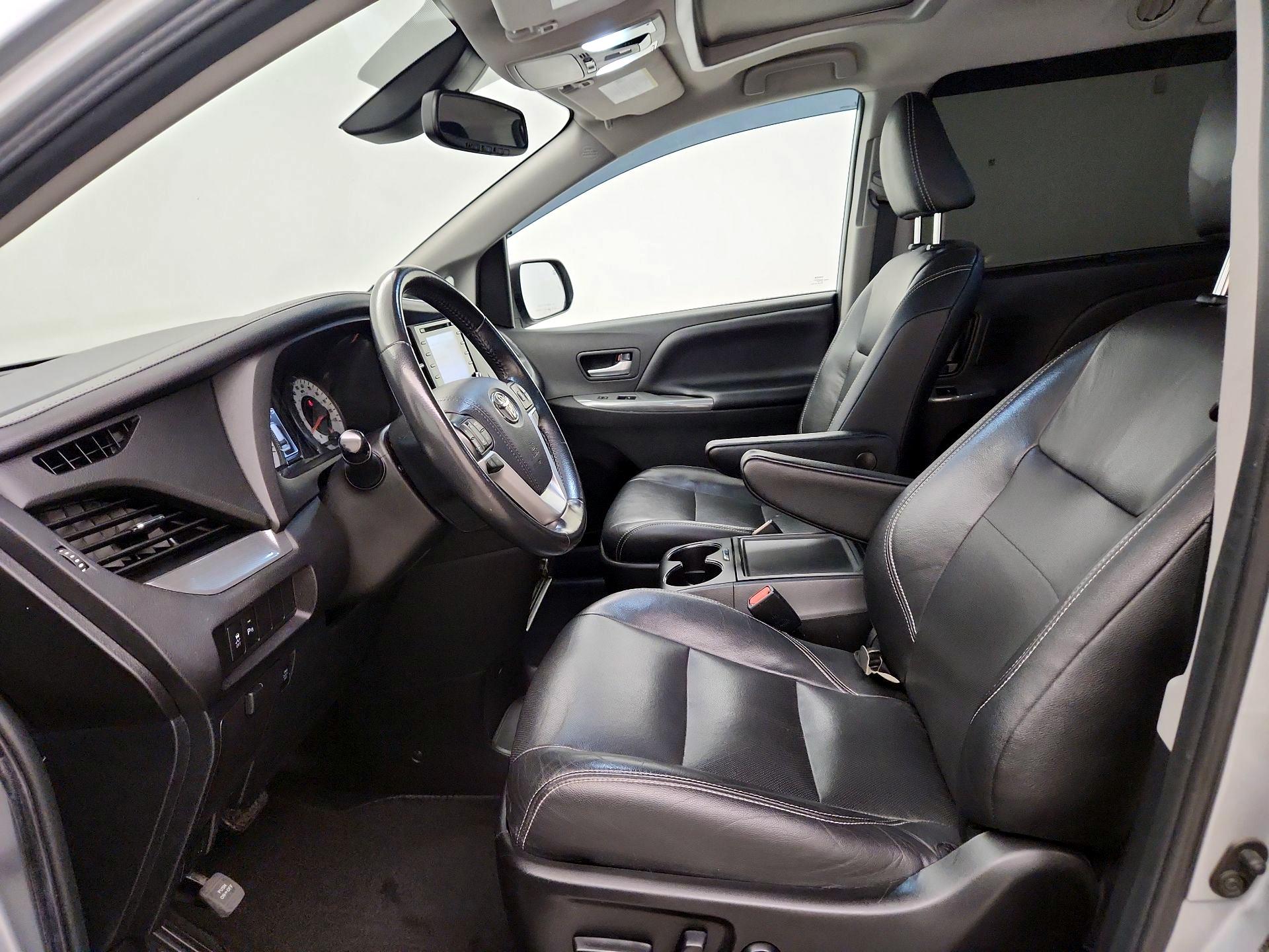 Thumbnail: 2019 Toyota Sienna - 11