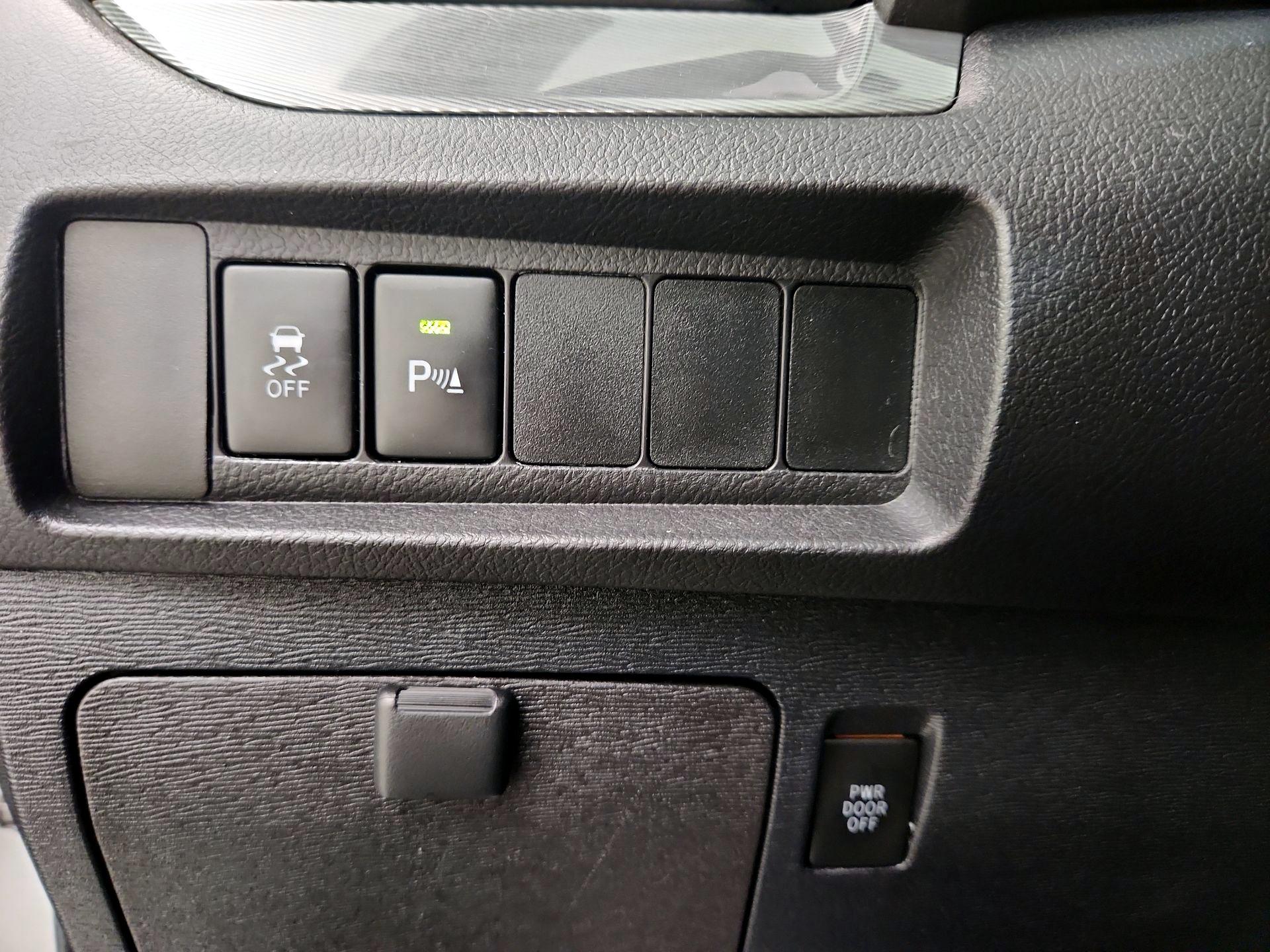 Thumbnail: 2019 Toyota Sienna - 13