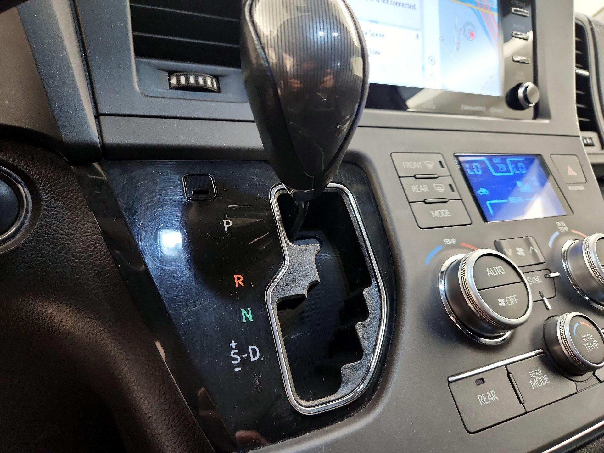 Thumbnail: 2019 Toyota Sienna - 18