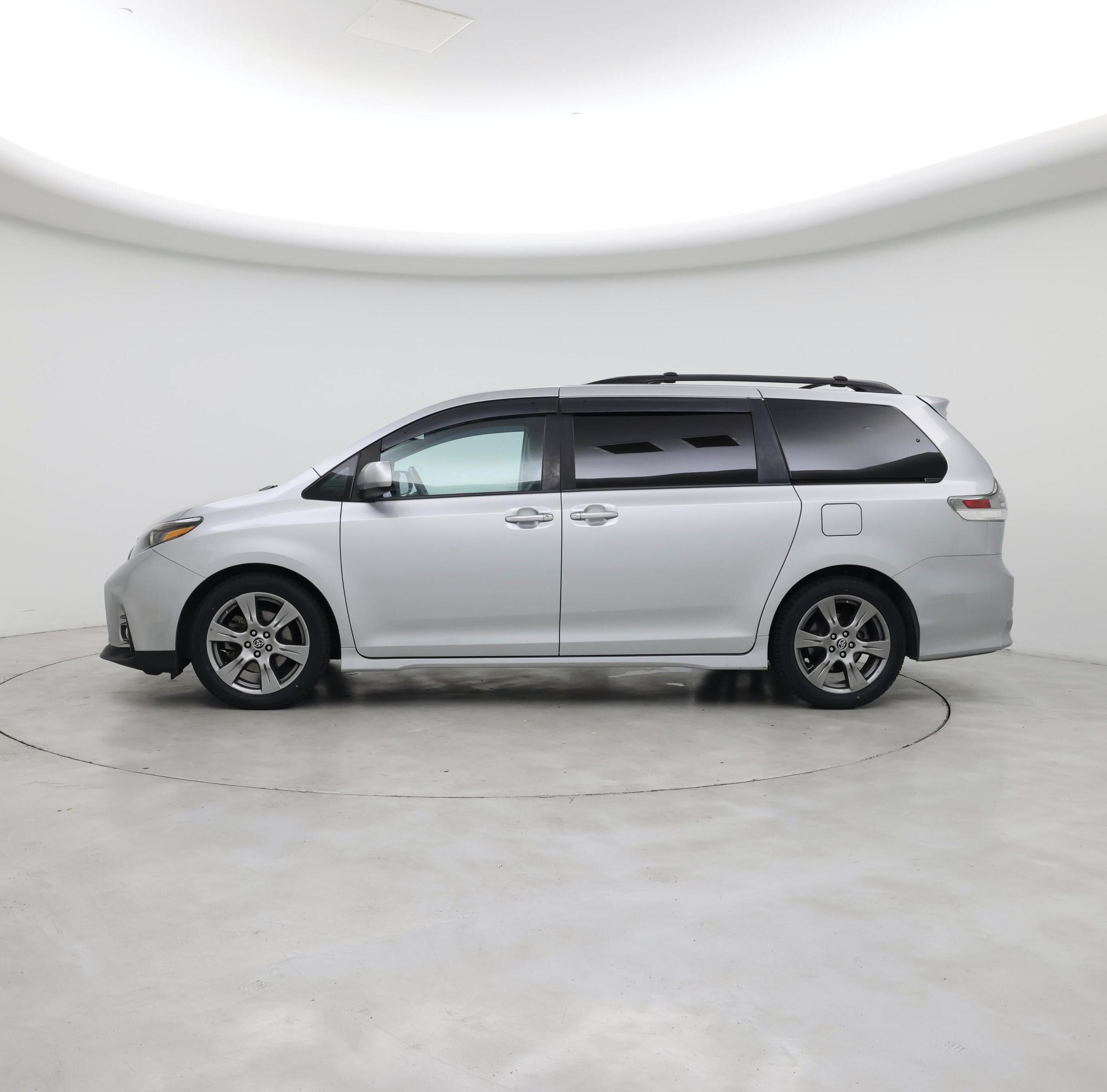 Thumbnail: 2019 Toyota Sienna - 3