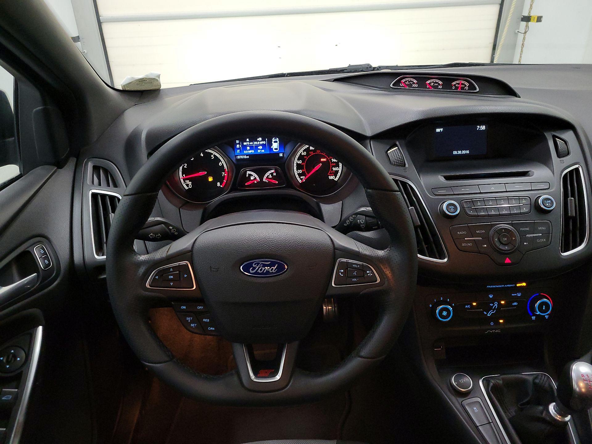 Thumbnail: 2015 Ford Focus - 10