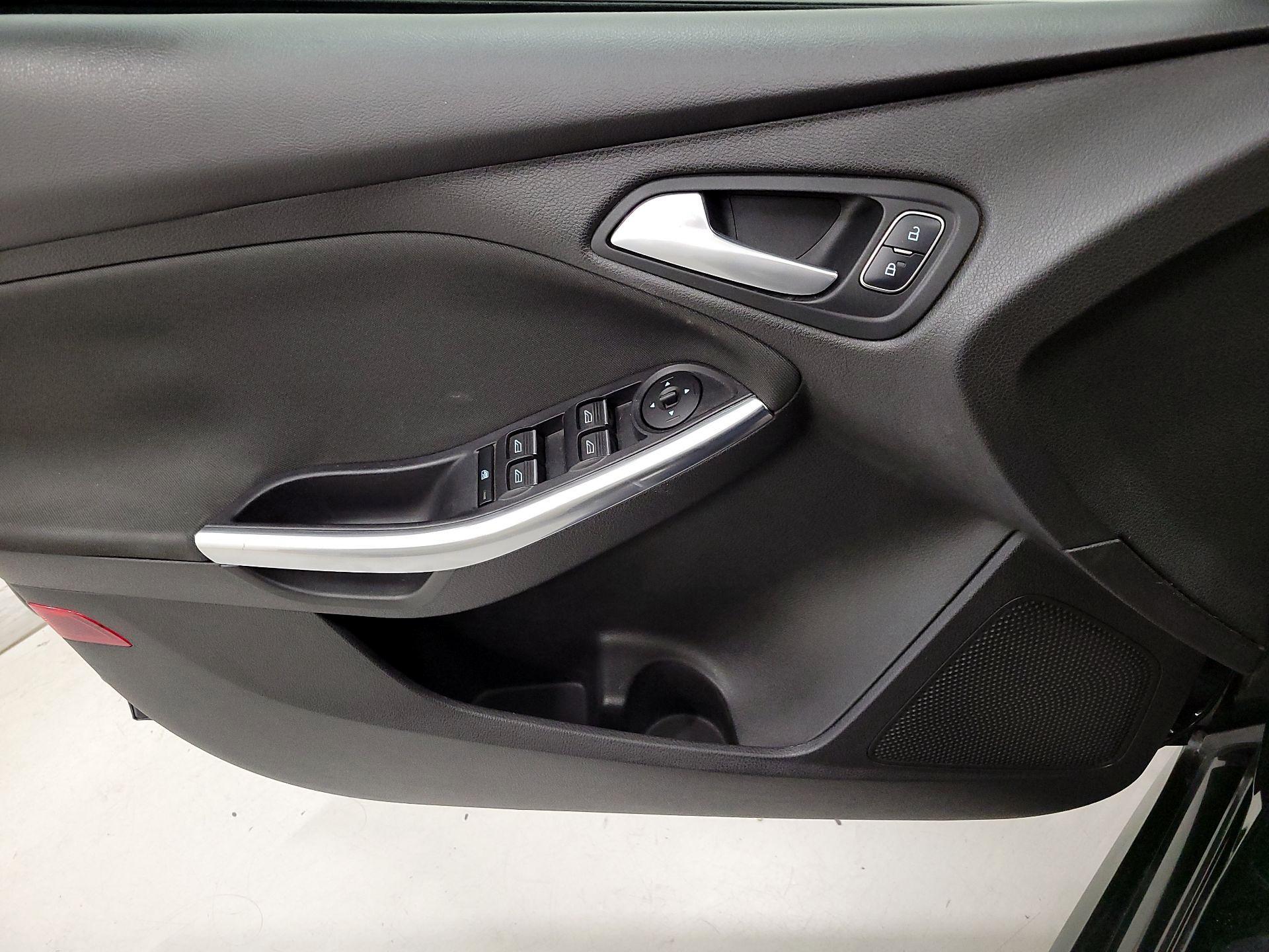 Thumbnail: 2015 Ford Focus - 12