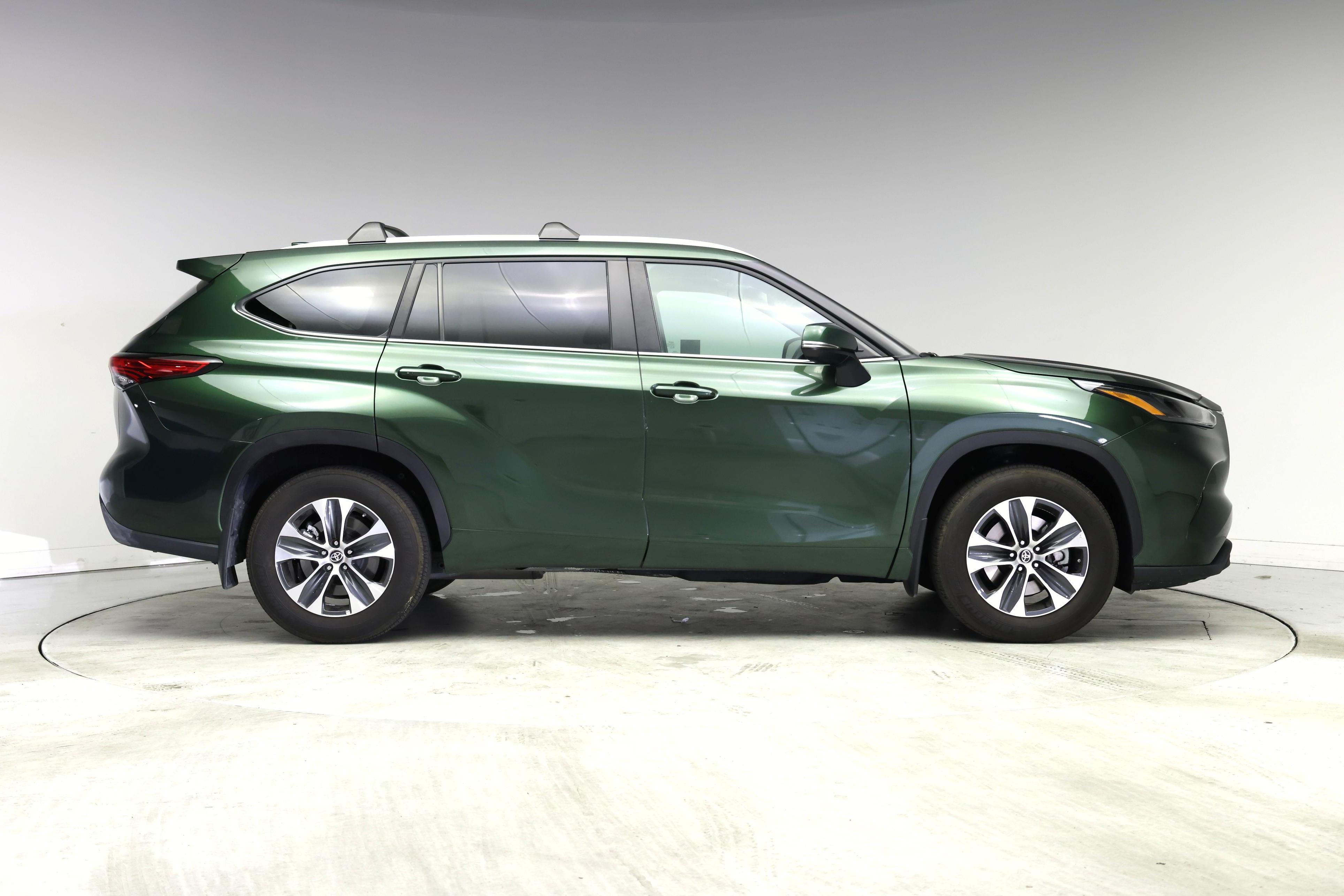 Thumbnail: 2023 Toyota Highlander - 7