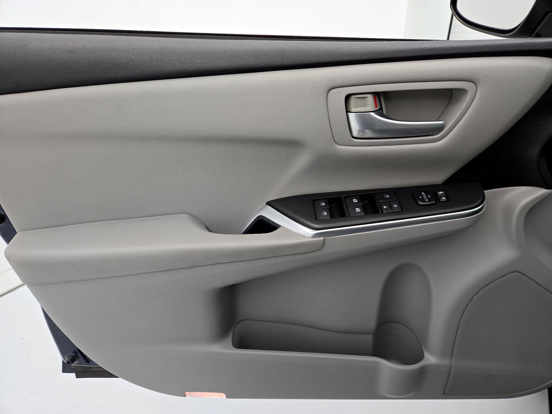 Thumbnail: 2017 Toyota Camry - 12