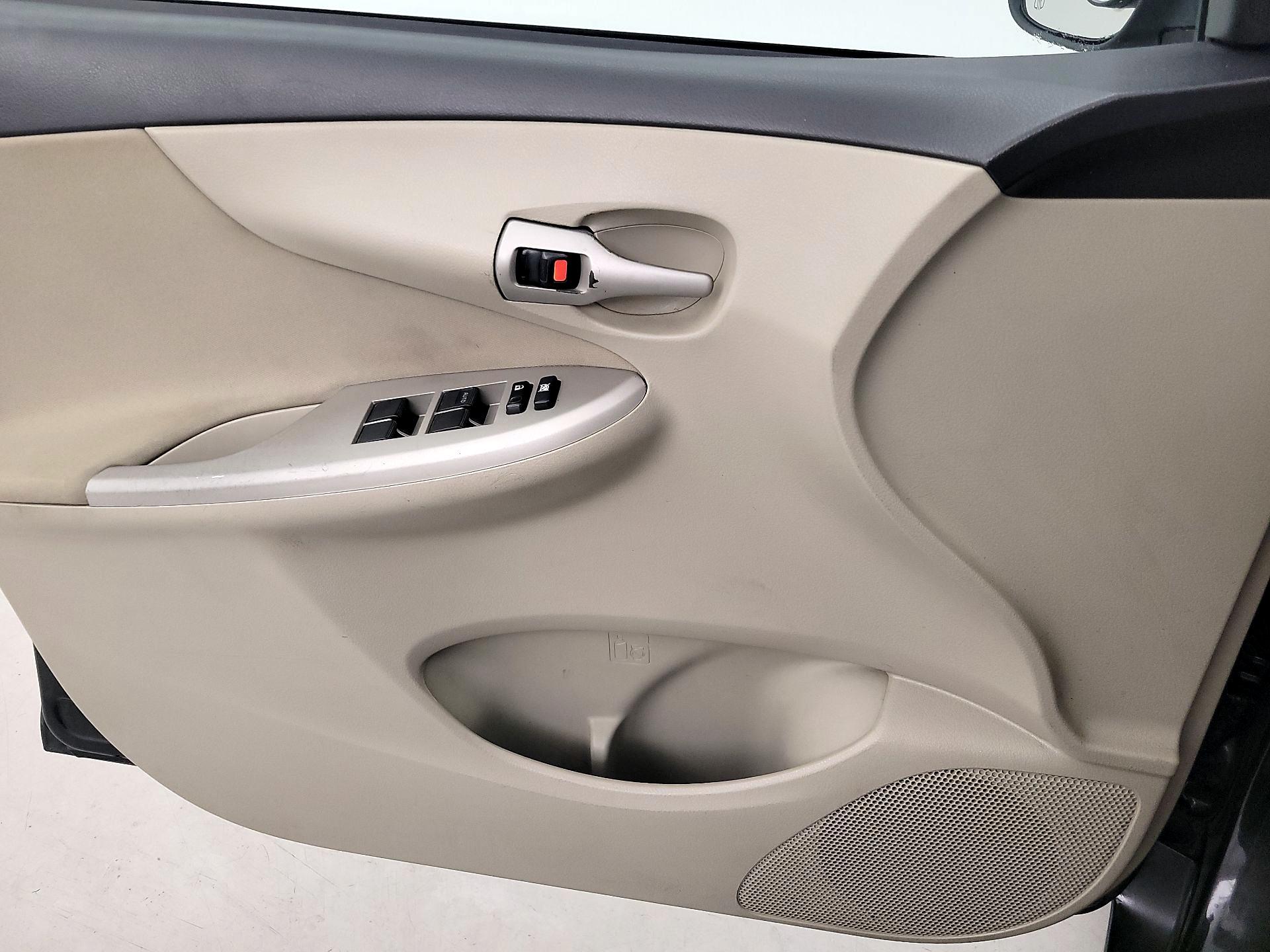 Thumbnail: 2013 Toyota Corolla - 12
