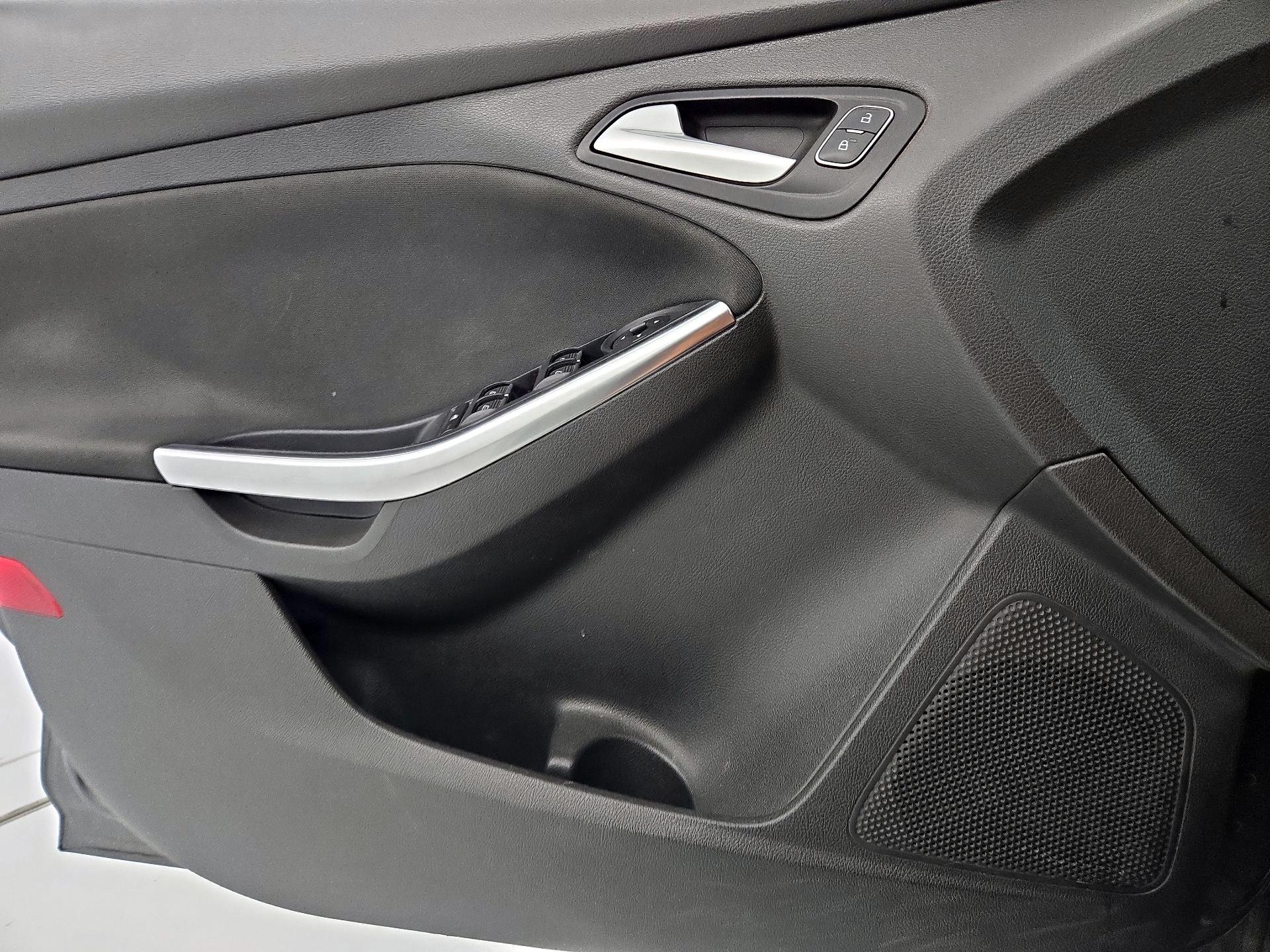 Thumbnail: 2015 Ford Focus - 12