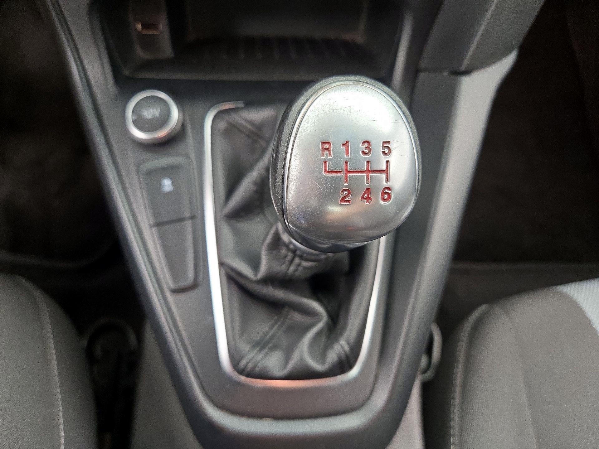 Thumbnail: 2015 Ford Focus - 17