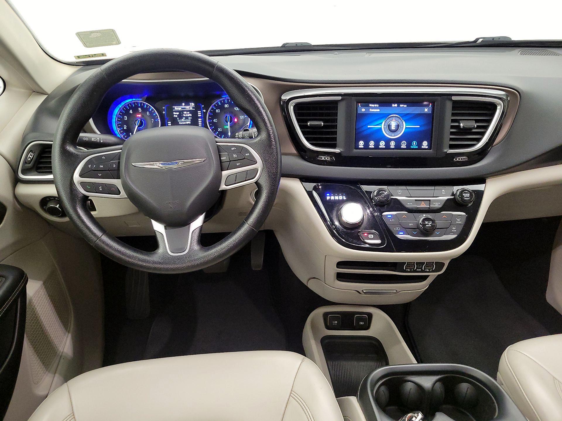 Thumbnail: 2021 Chrysler Voyager - 10