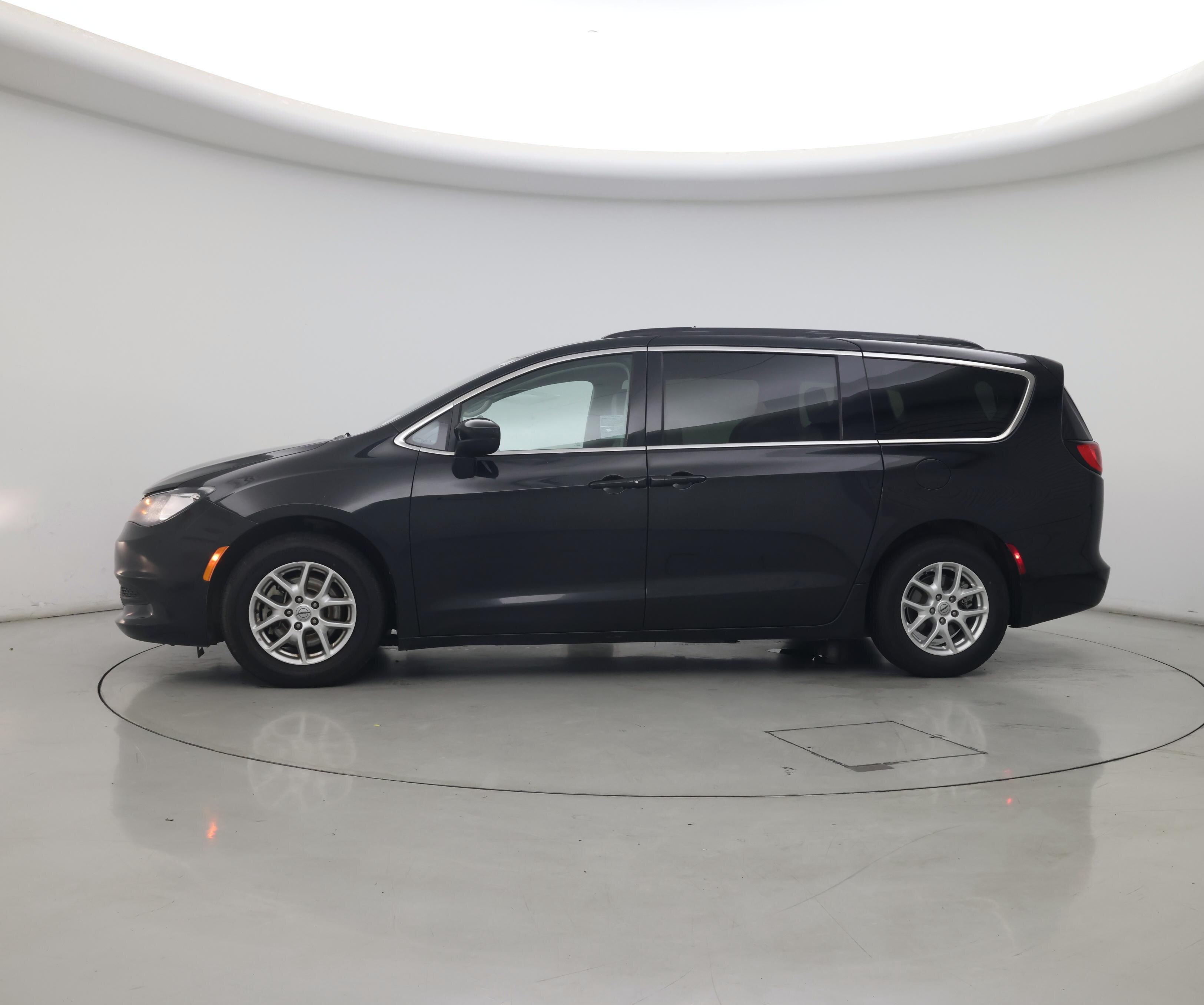 Thumbnail: 2021 Chrysler Voyager - 3