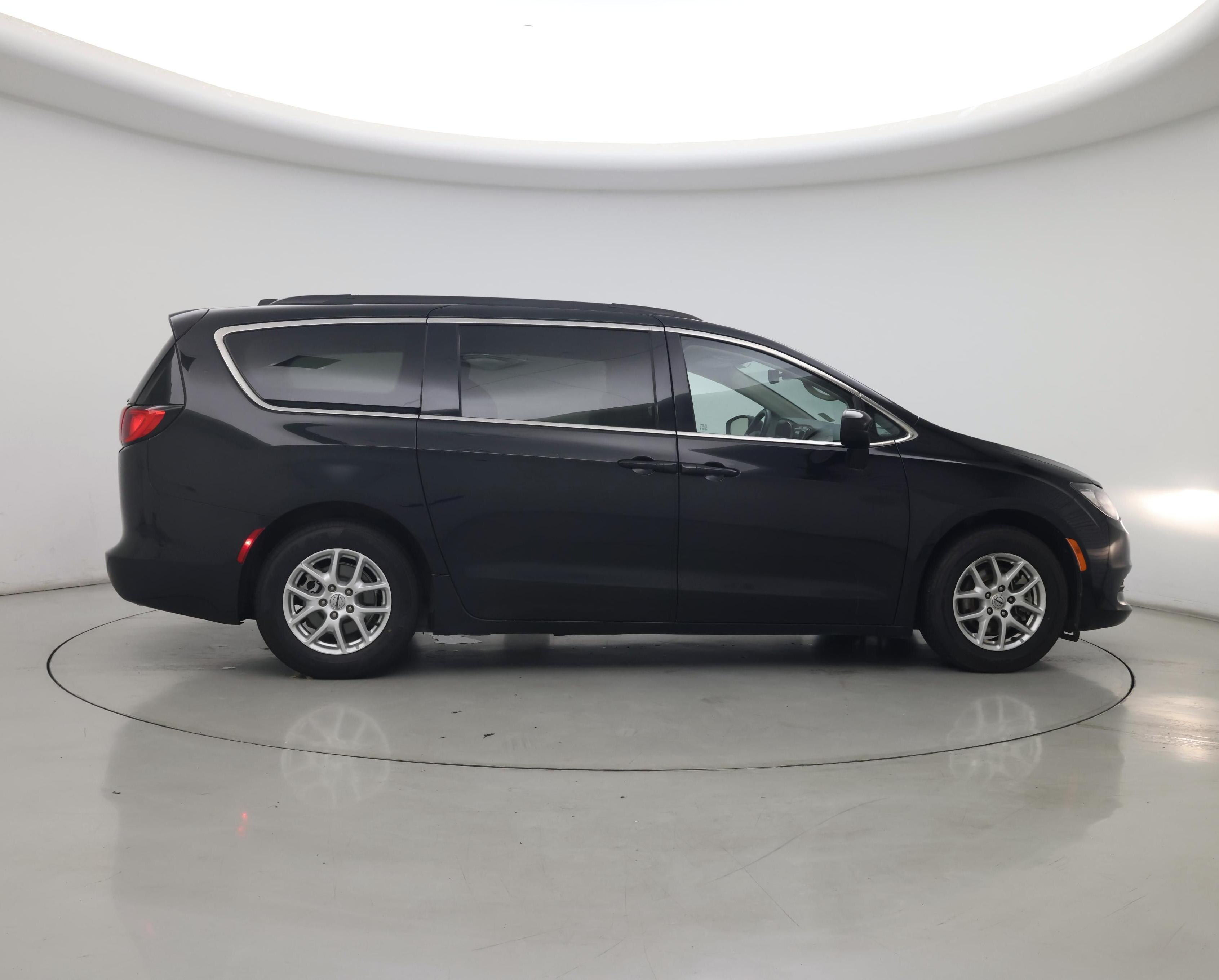 Thumbnail: 2021 Chrysler Voyager - 7