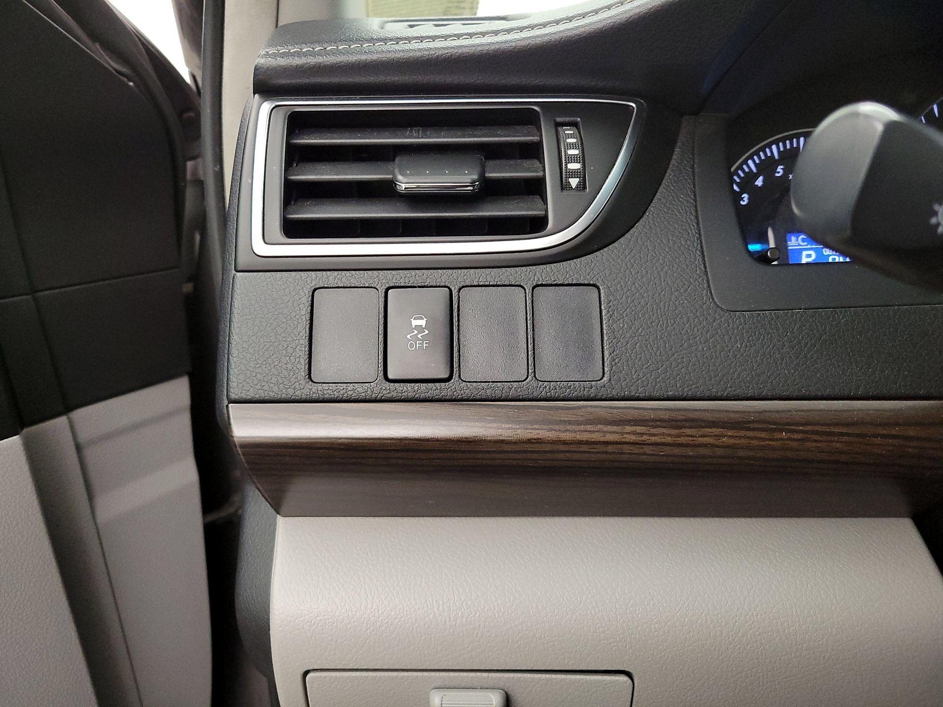 Thumbnail: 2015 Toyota Camry - 13