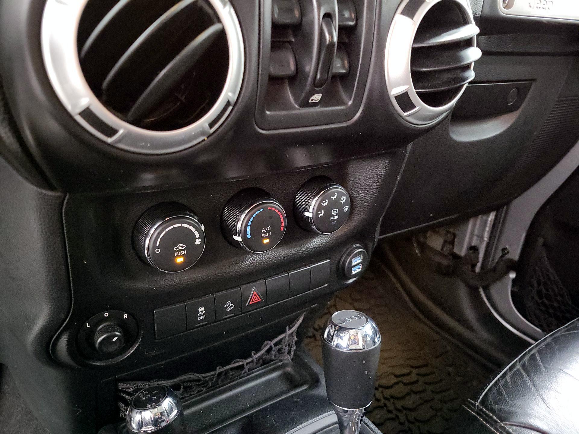 Thumbnail: 2014 Jeep Wrangler - 15