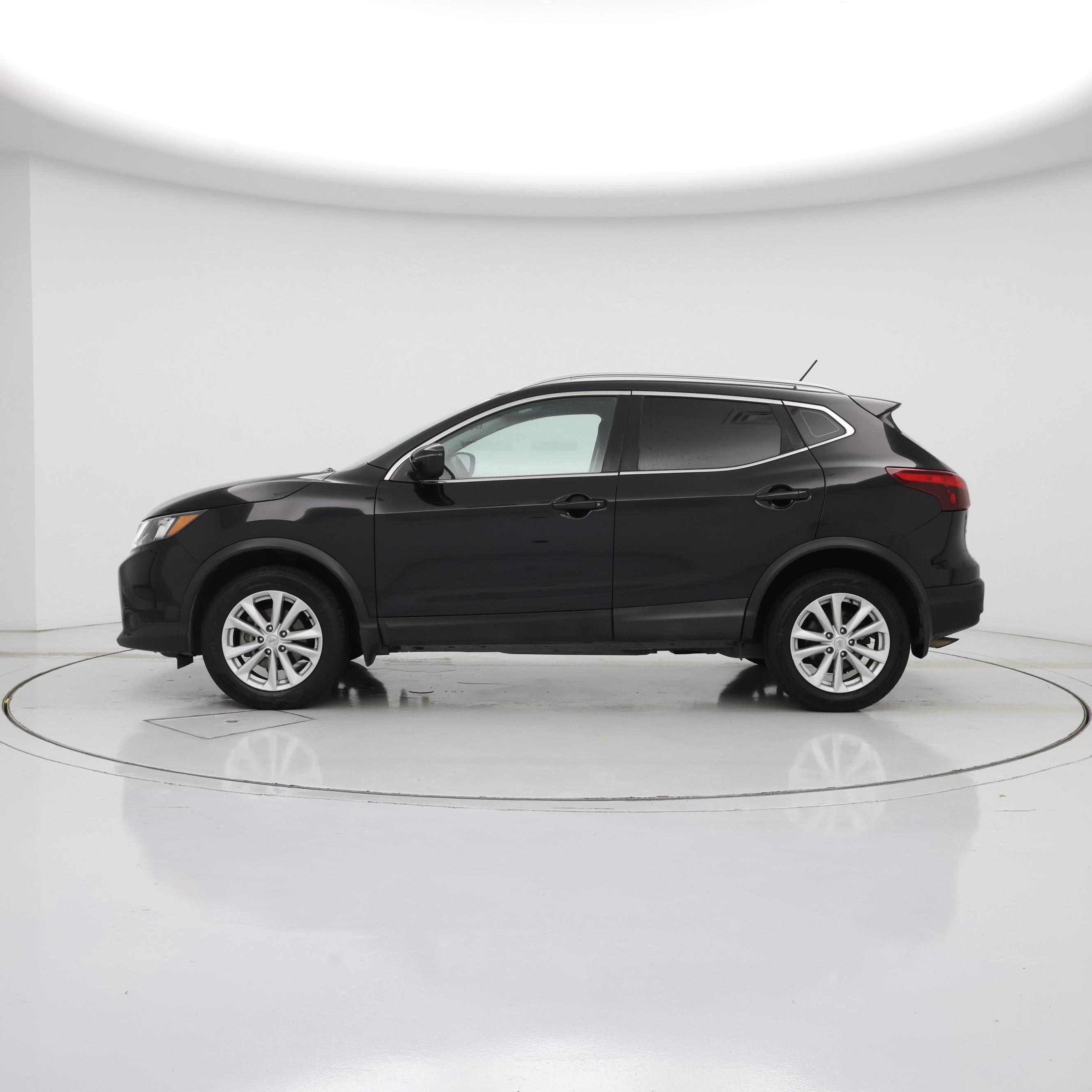 Thumbnail: 2017 Nissan Rogue Sport - 3