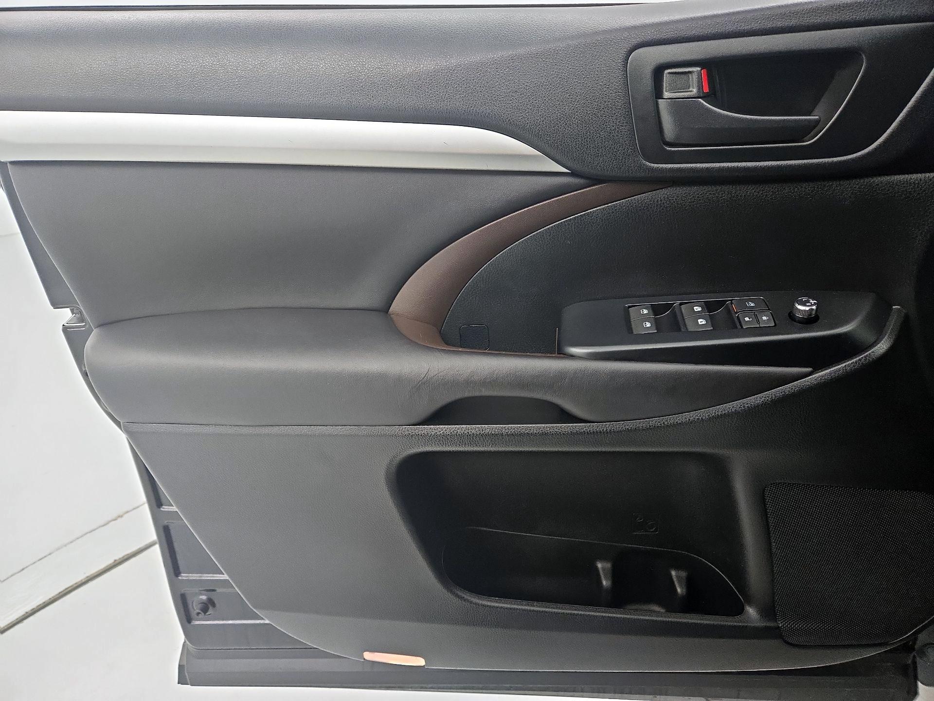 Thumbnail: 2016 Toyota Highlander - 12