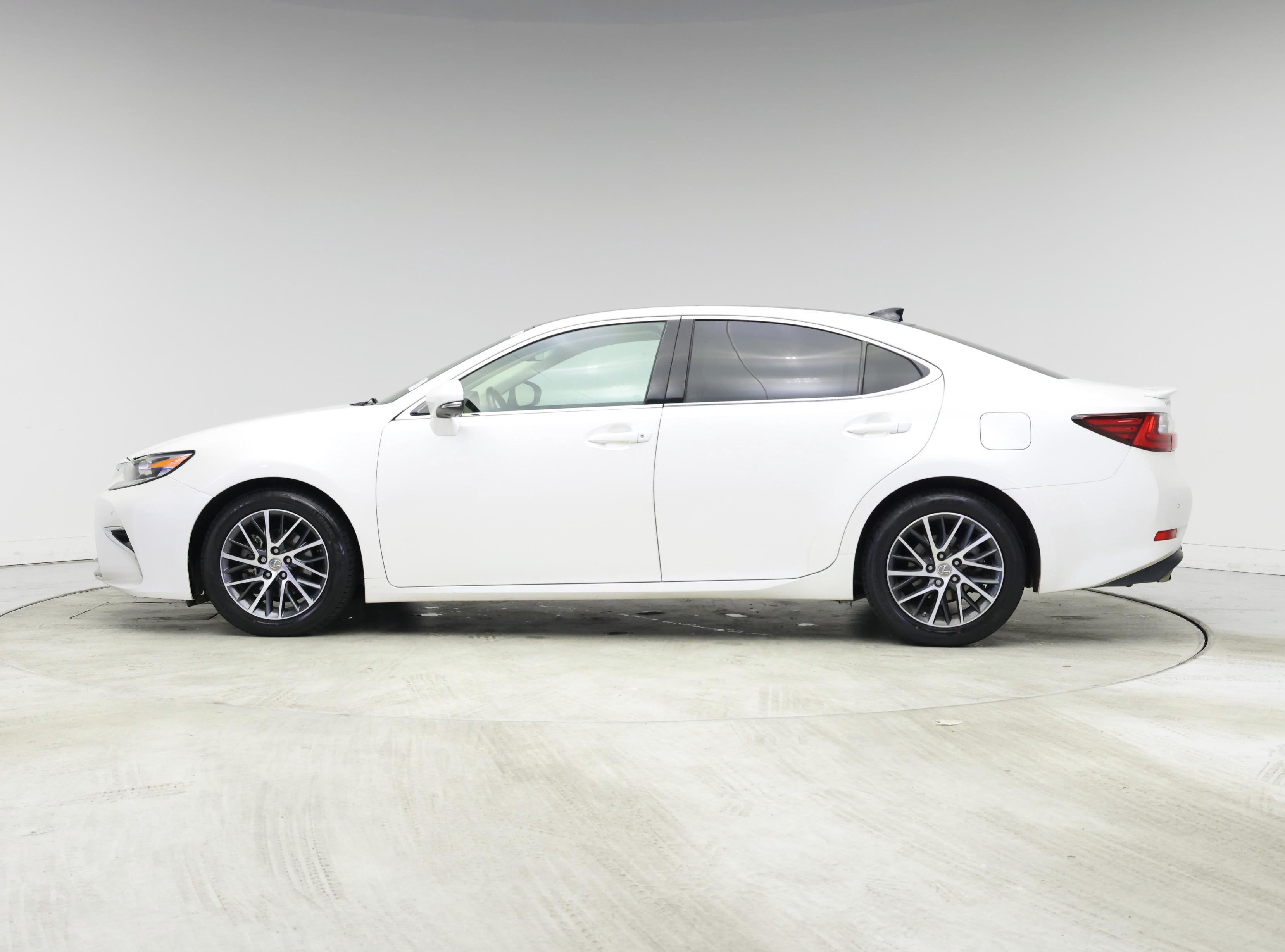 Thumbnail: 2017 Lexus ES - 3