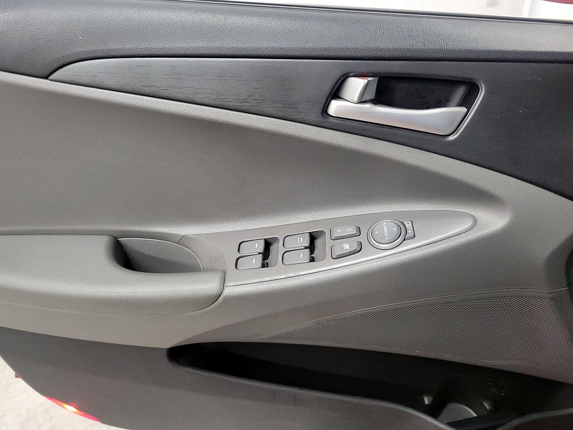 Thumbnail: 2014 Hyundai Sonata - 12