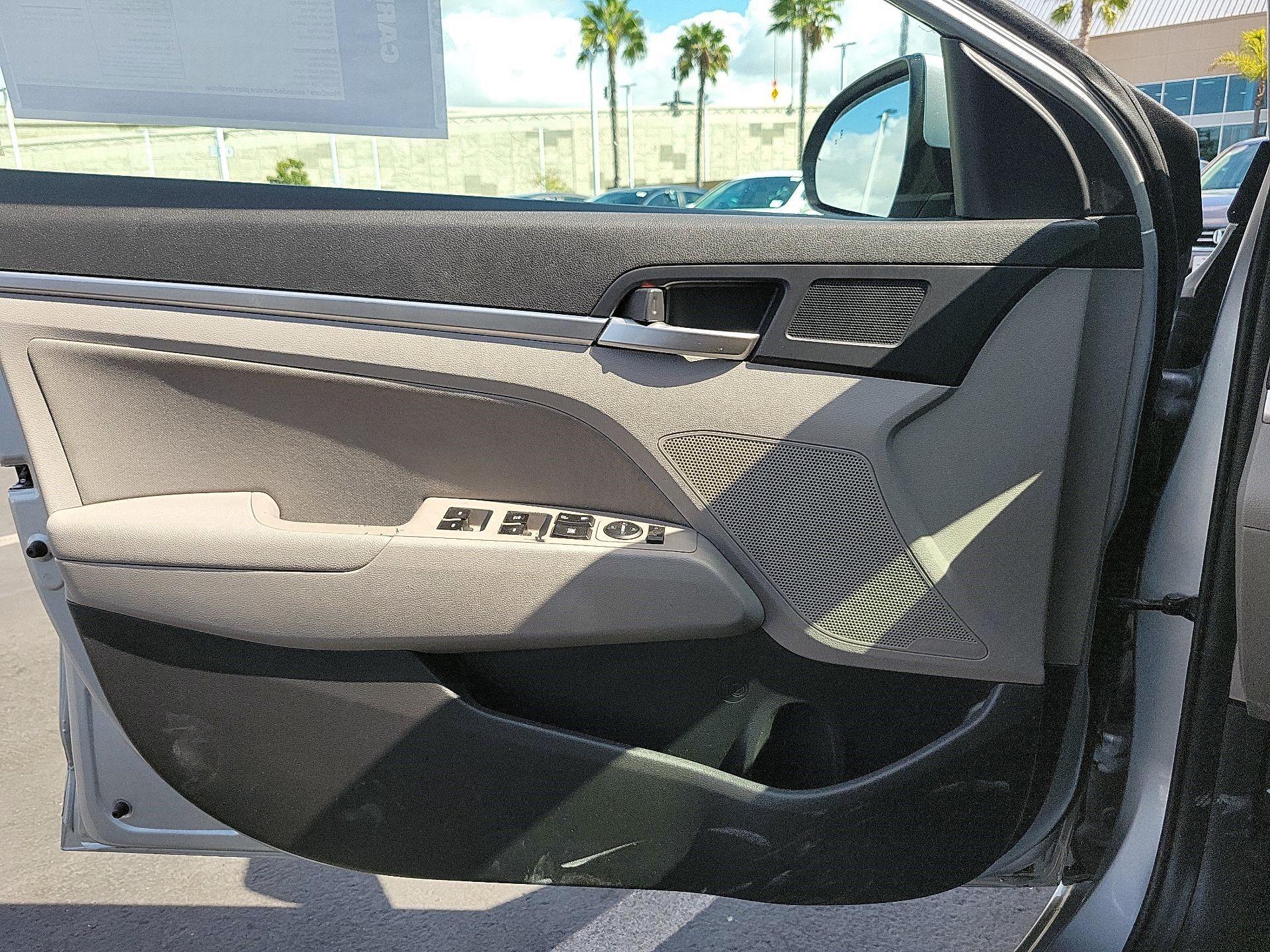 Thumbnail: 2020 Hyundai Elantra - 10