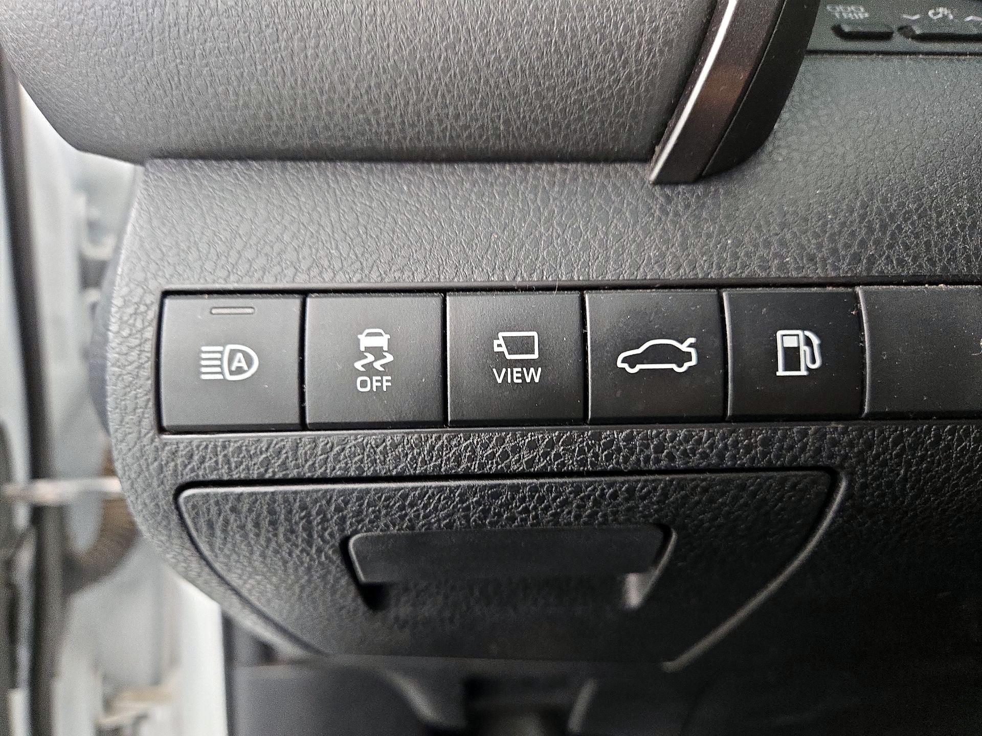 Thumbnail: 2018 Toyota Camry - 13