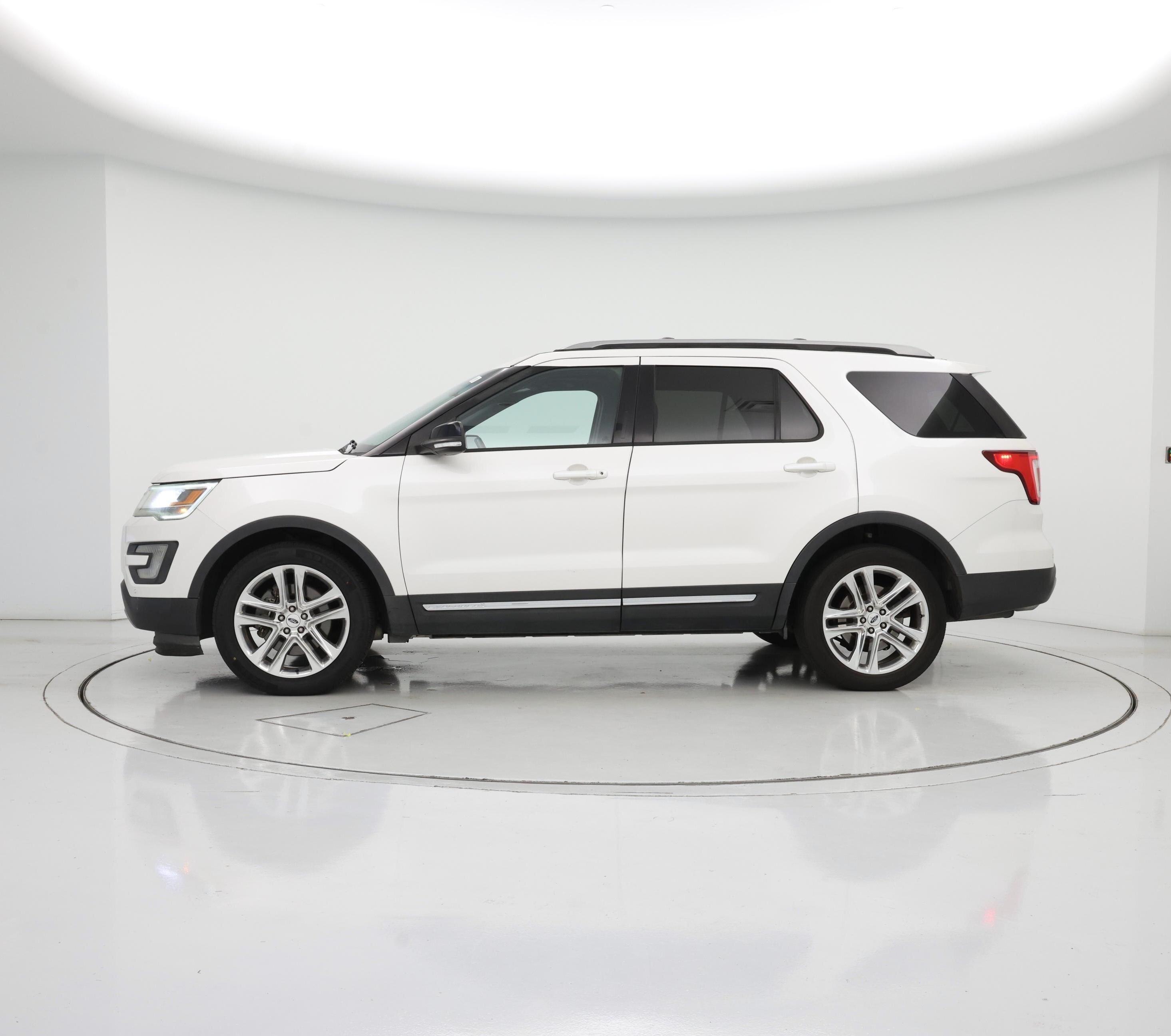 Thumbnail: 2016 Ford Explorer - 3