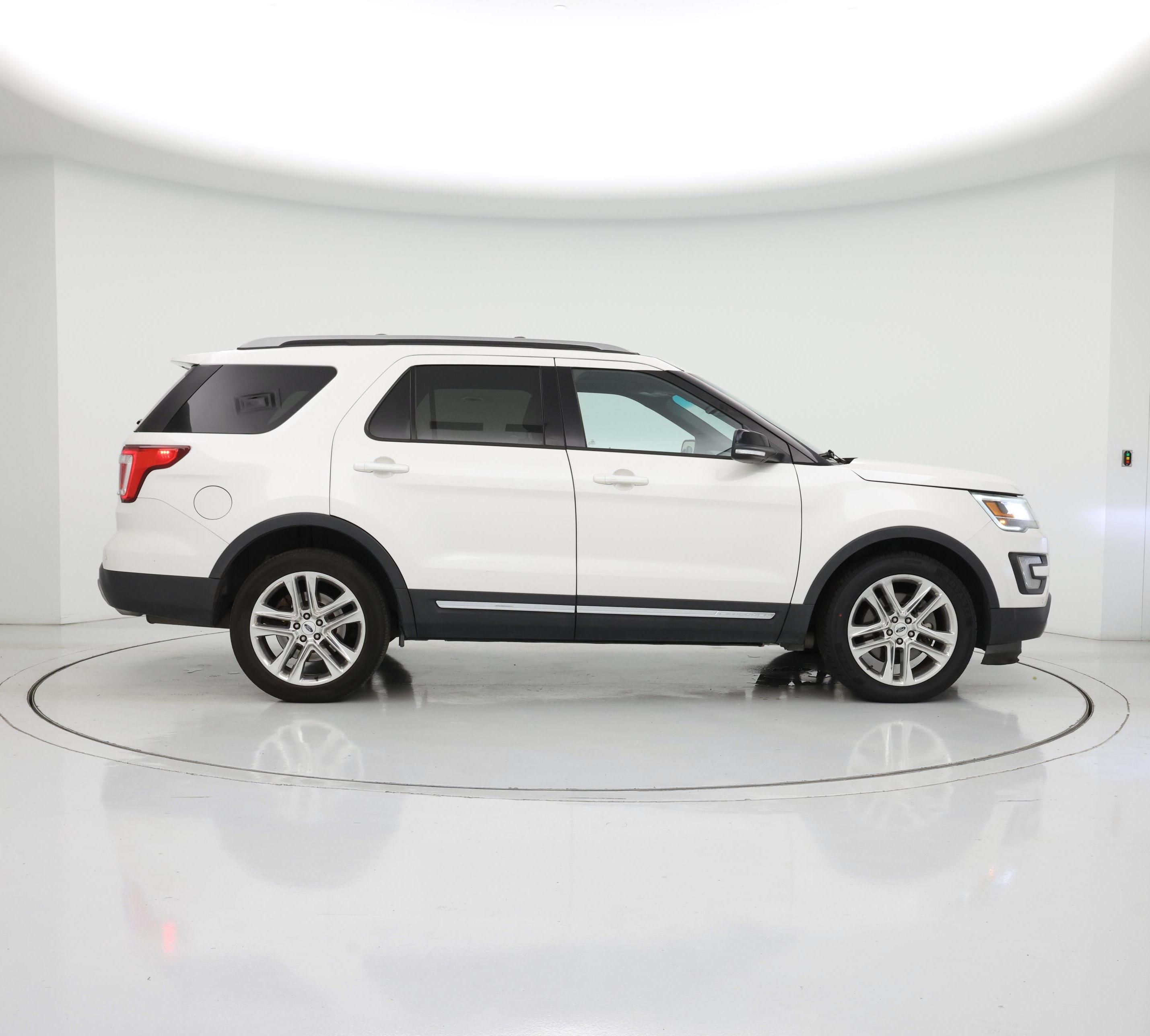 Thumbnail: 2016 Ford Explorer - 7