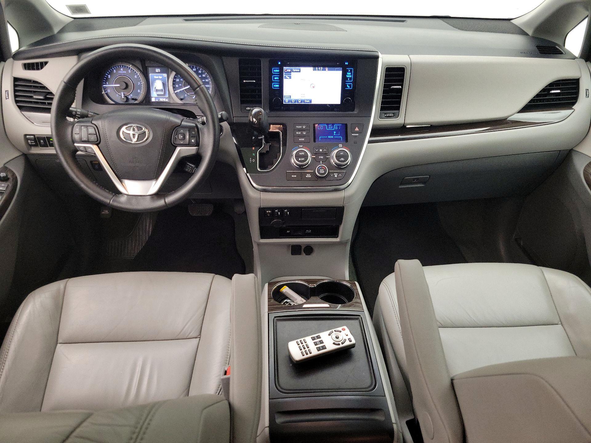 Thumbnail: 2017 Toyota Sienna - 9