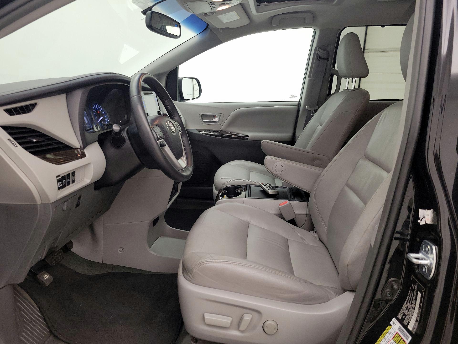 Thumbnail: 2017 Toyota Sienna - 11