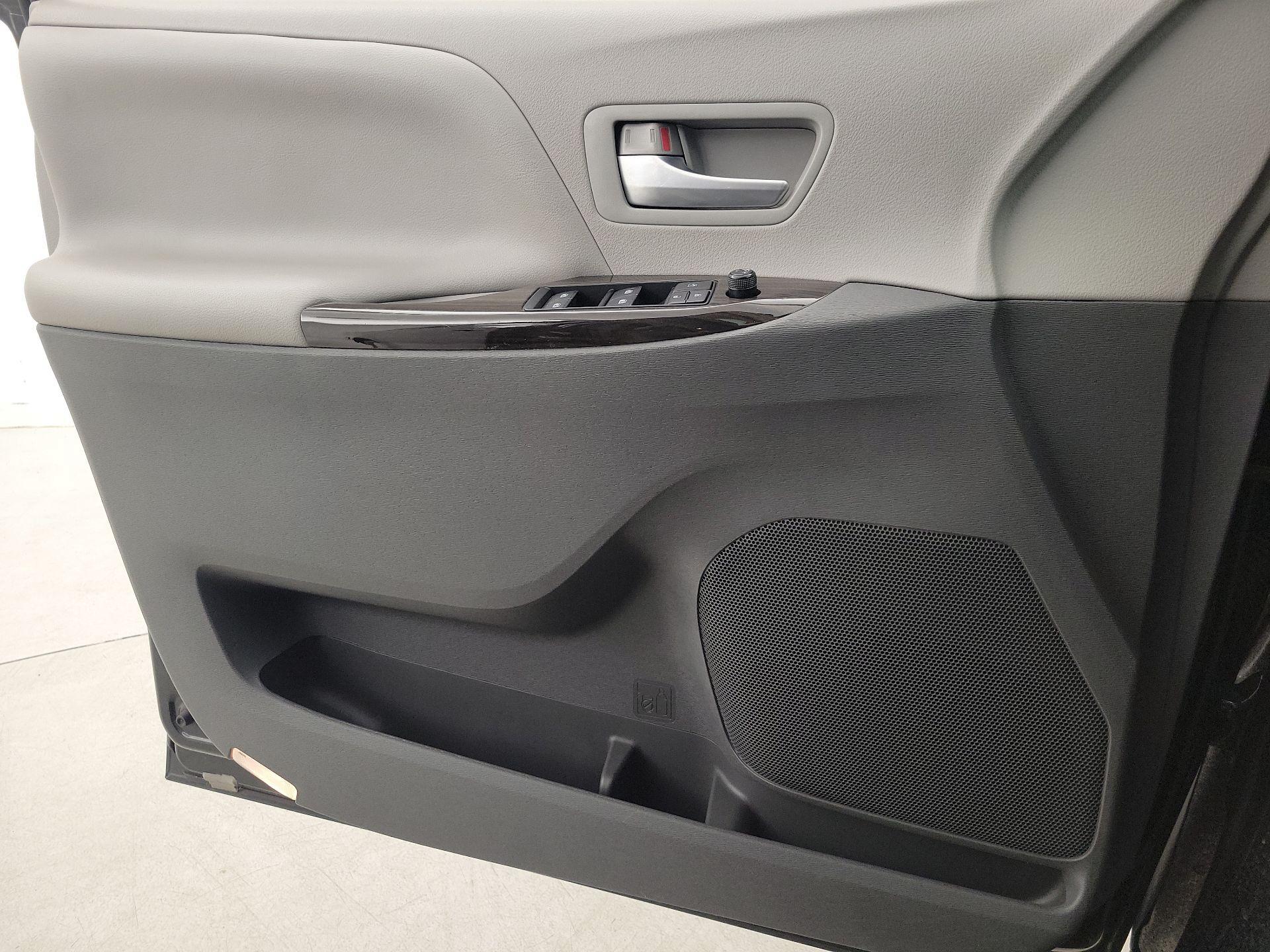 Thumbnail: 2017 Toyota Sienna - 12