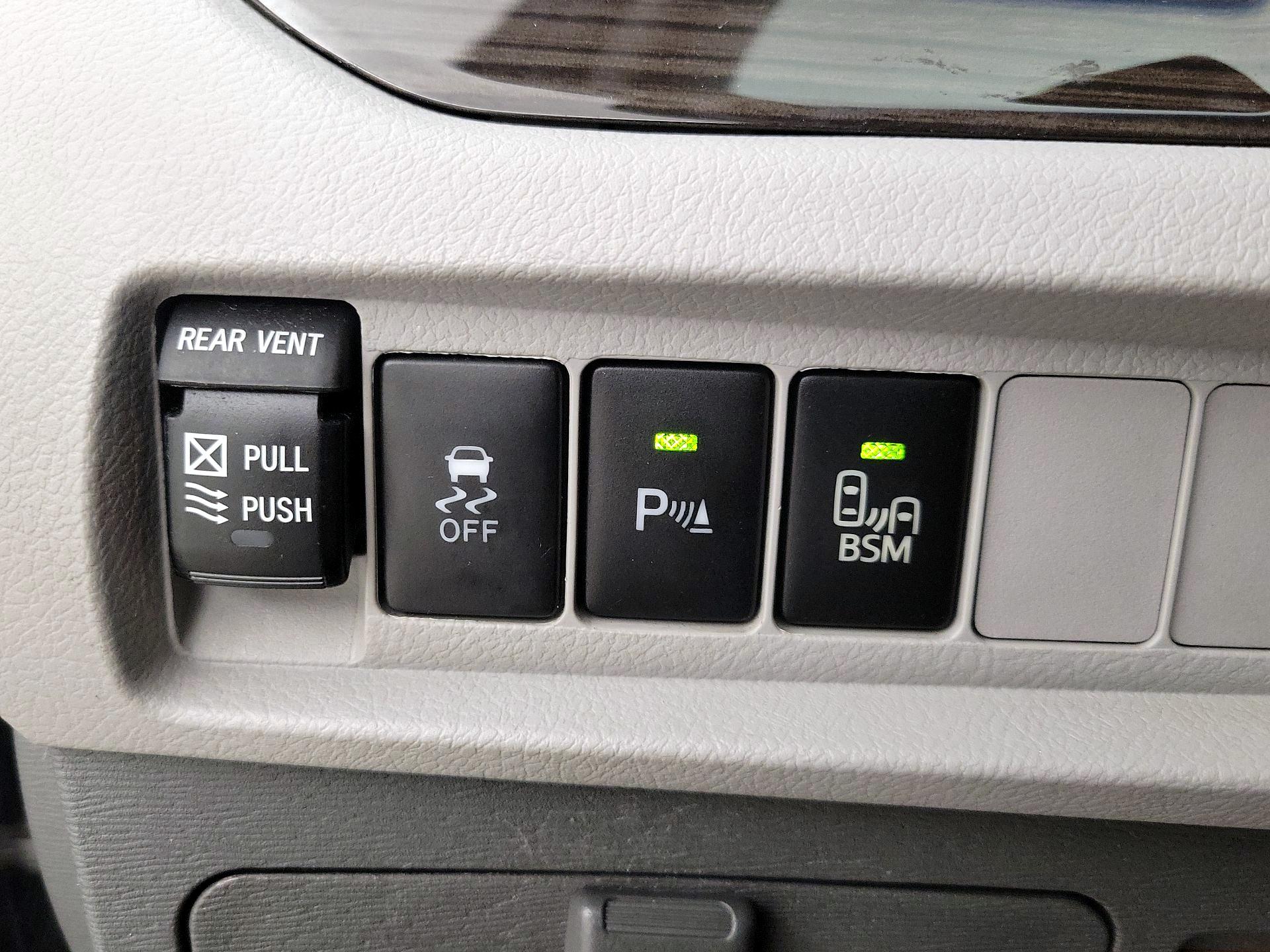 Thumbnail: 2017 Toyota Sienna - 13