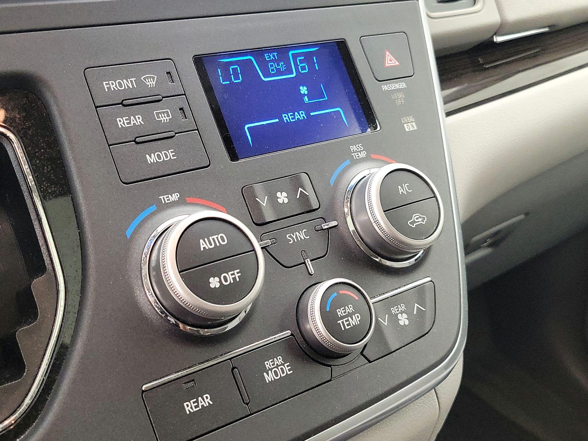 Thumbnail: 2017 Toyota Sienna - 17