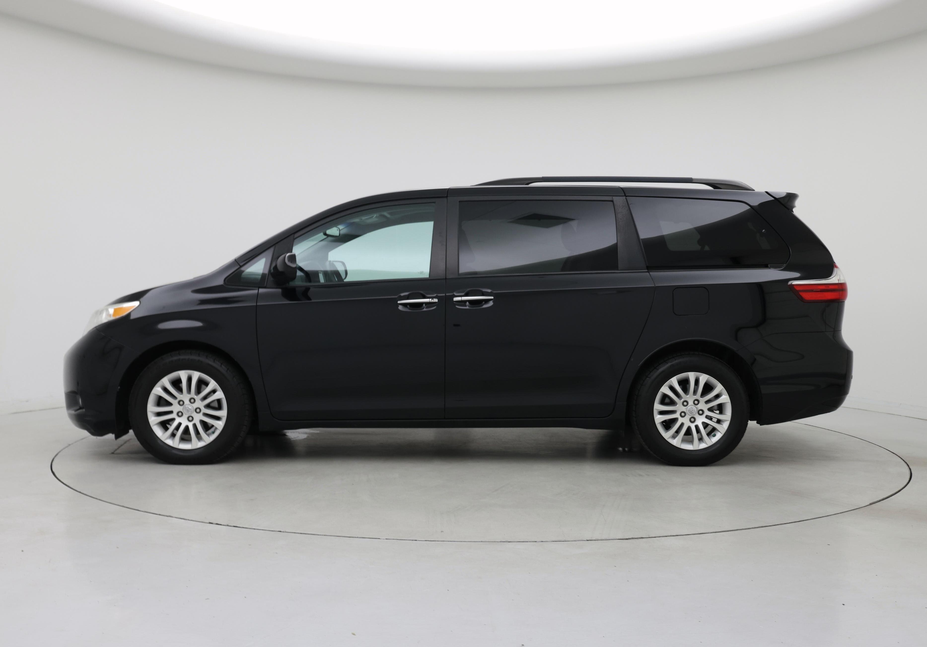 Thumbnail: 2017 Toyota Sienna - 3