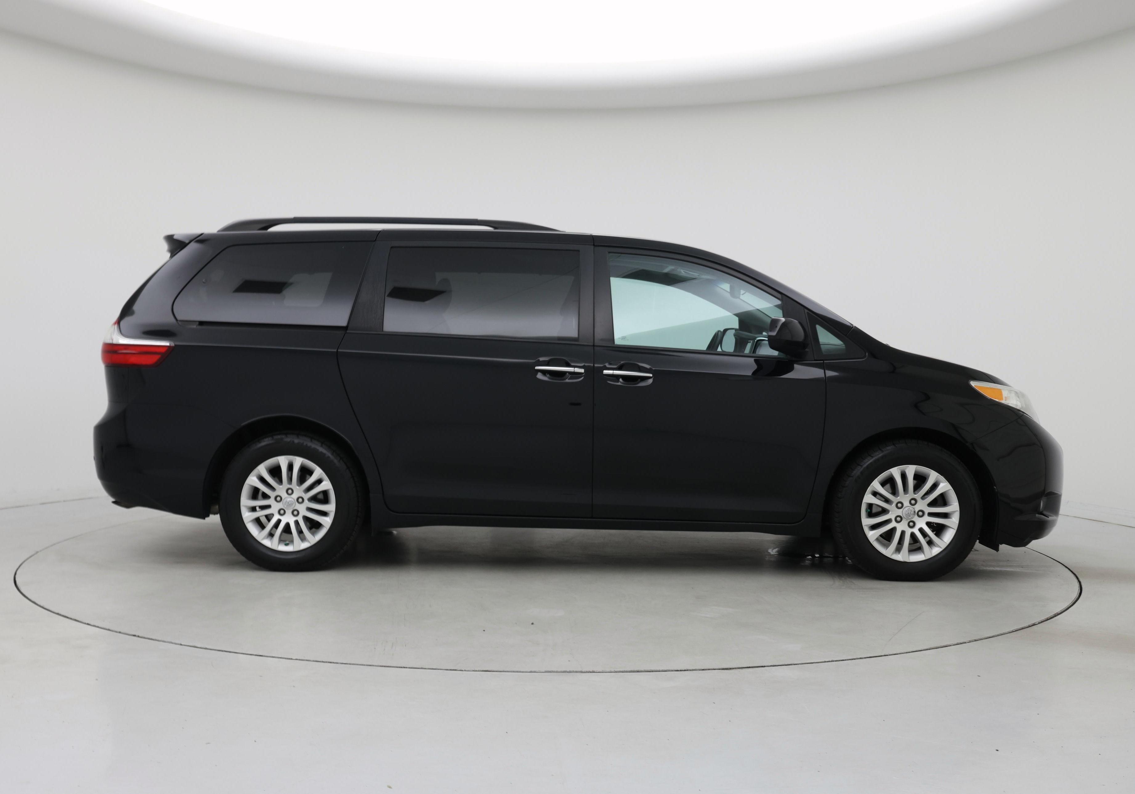 Thumbnail: 2017 Toyota Sienna - 7
